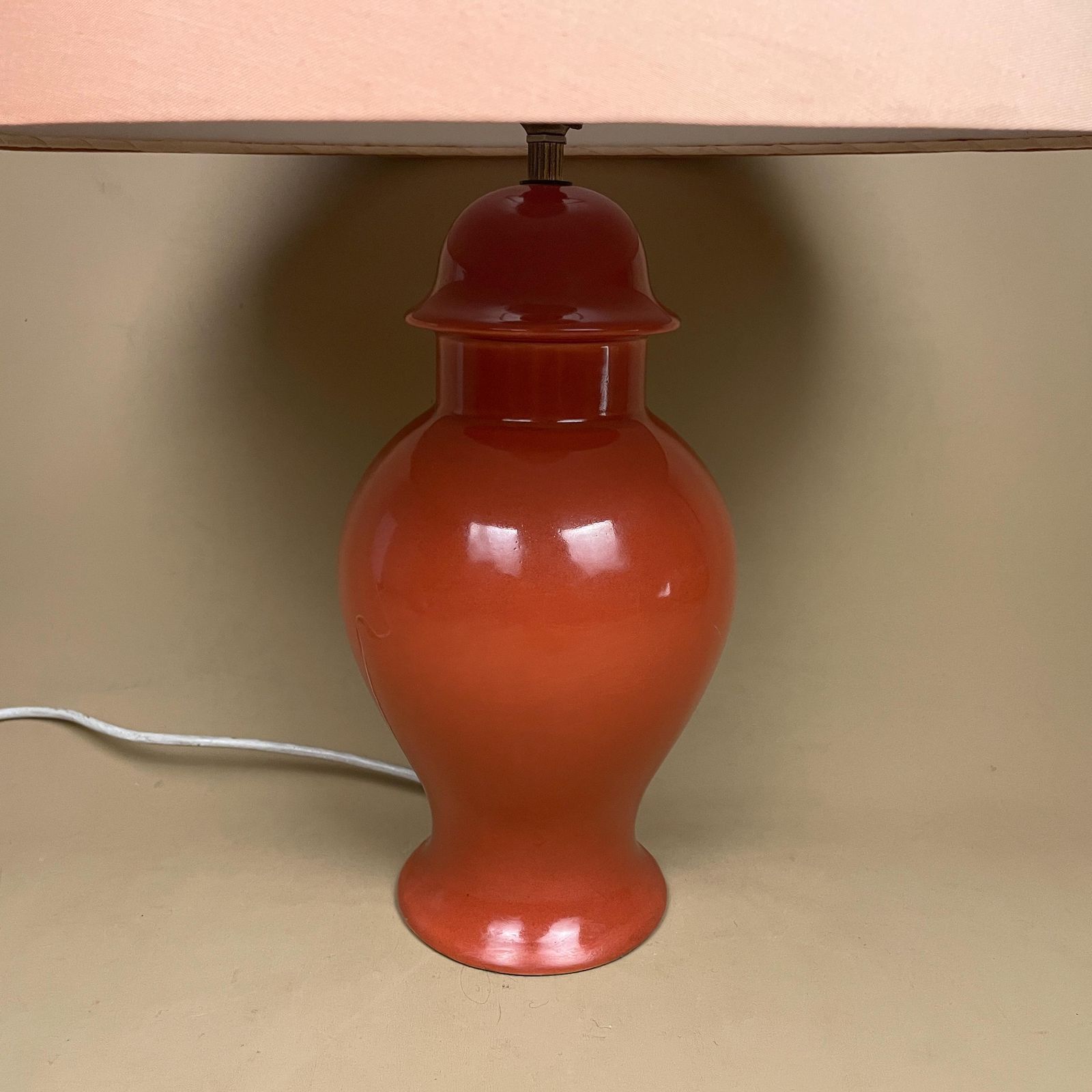 Oriental Ceramic Lamp Light Bedside Table Chinese Vase Red Antique Gold Metal Classic Elegant Medium Side Lampshade Shade photo vintage