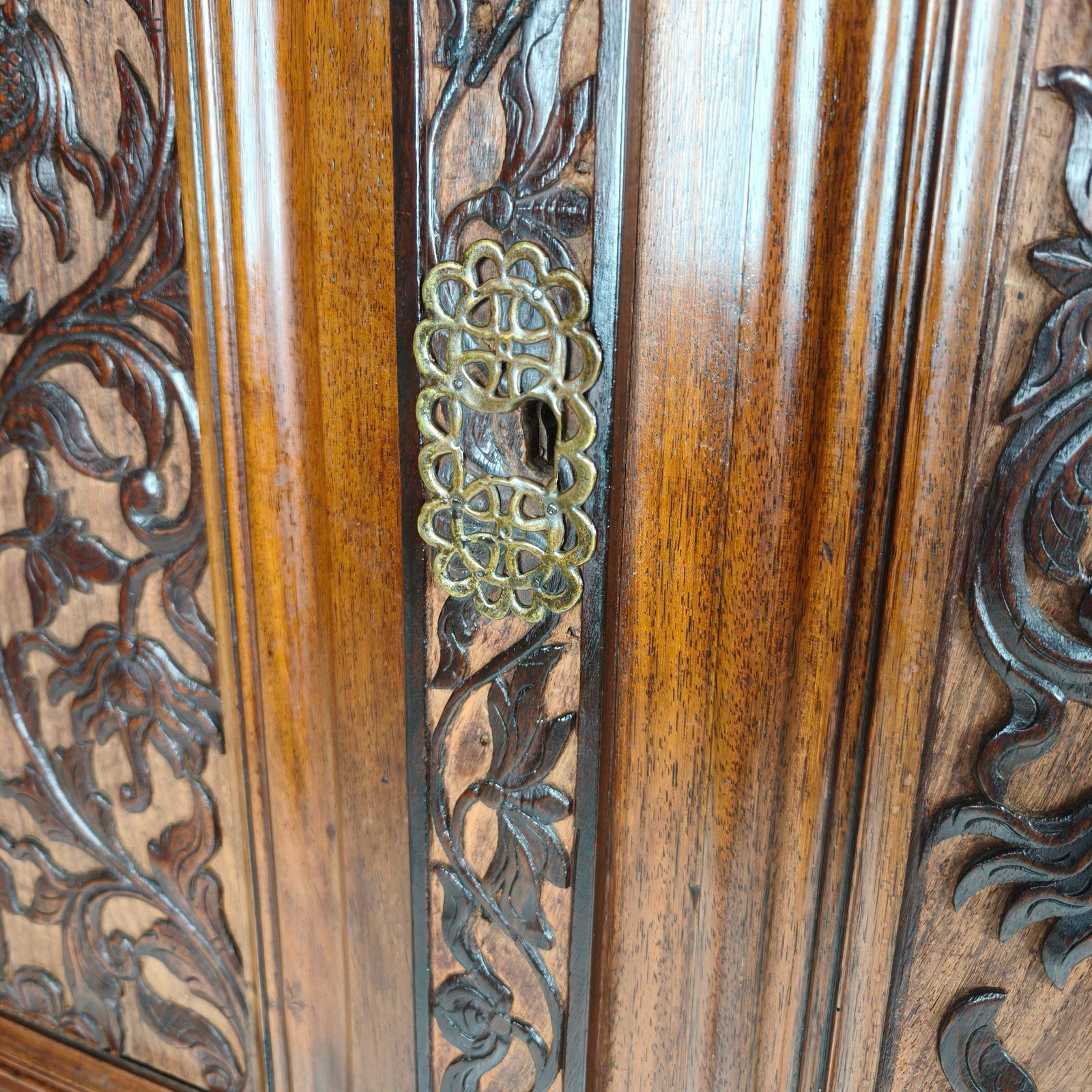 photo vinterior Late 19th Century Carved Colonial Cabinet – Dutch East Indies