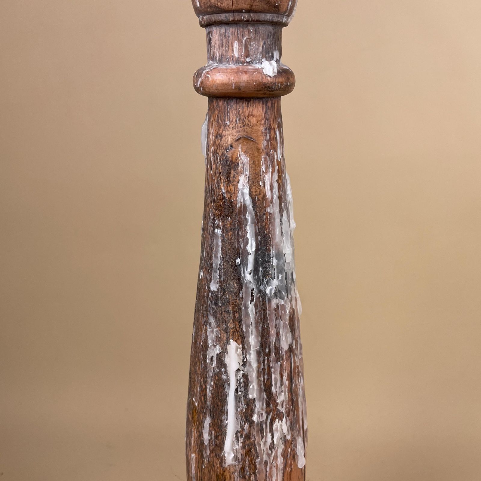 photo vinterior Large Vintage Wooden Candlestick Holder Indian Hand Carved Candle Stick Old Wax Table Display Piece Prop.