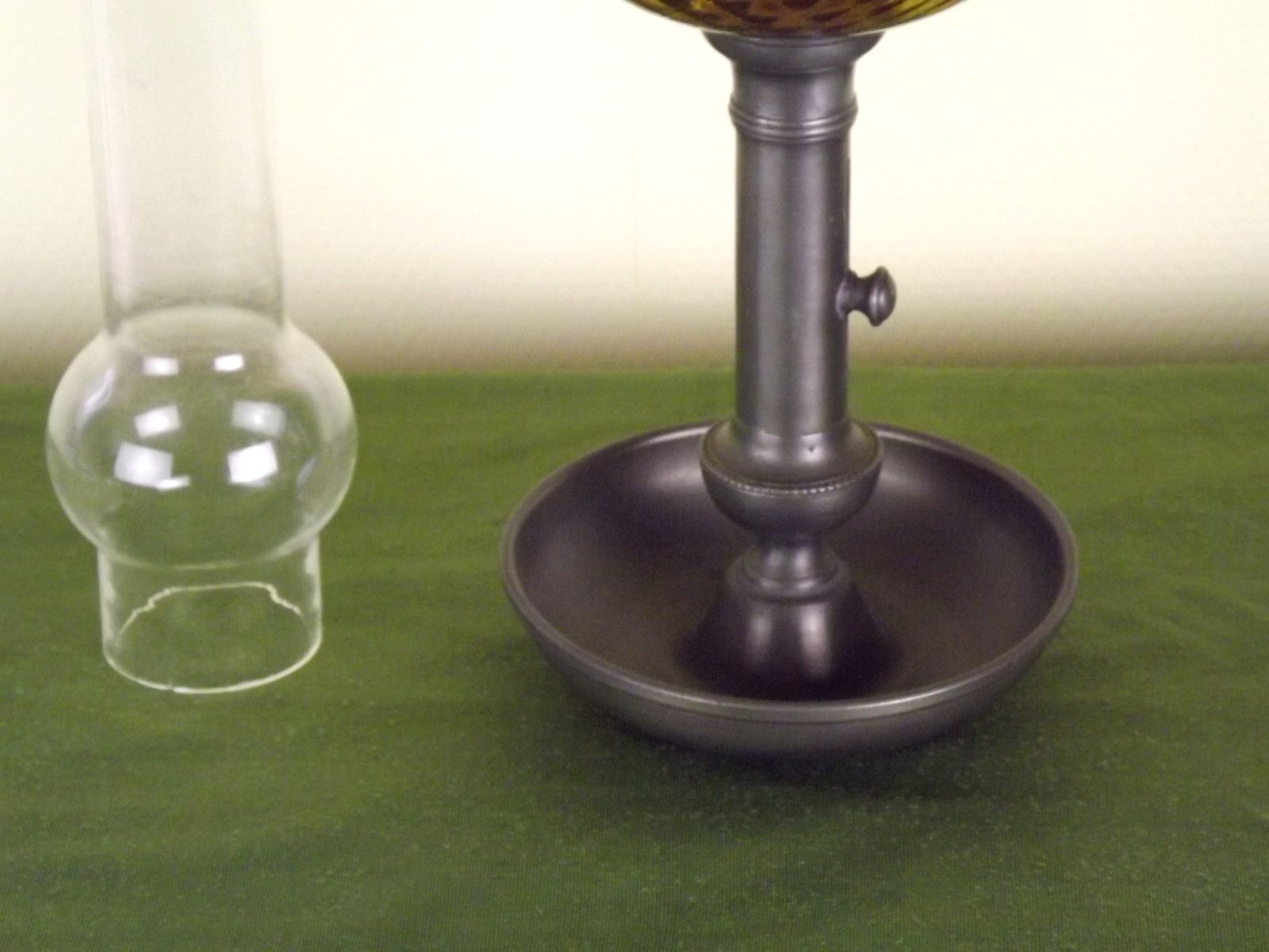 Lanterne à huile d'époque française, base en étain pour bougie, réservoir à huile en verre ambré et cheminée en verre photo vinterior