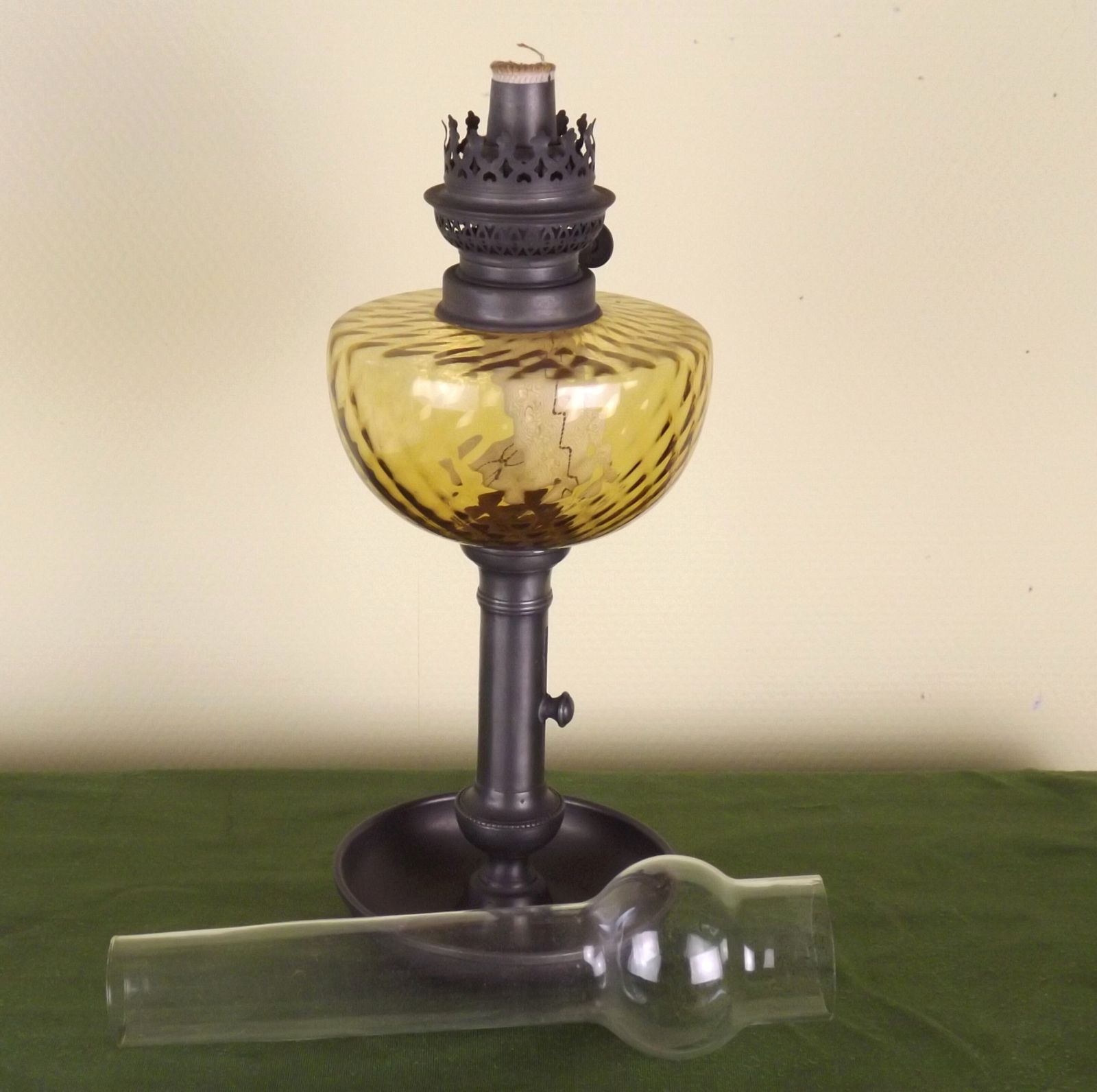 Lanterne à huile d'époque française, base en étain pour bougie, réservoir à huile en verre ambré et cheminée en verre photo furniture