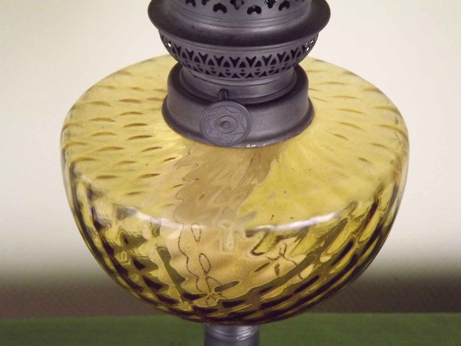 Luminaires Lanterne à huile d'époque française, base en étain pour bougie, réservoir à huile en verre ambré et cheminée en verre photo