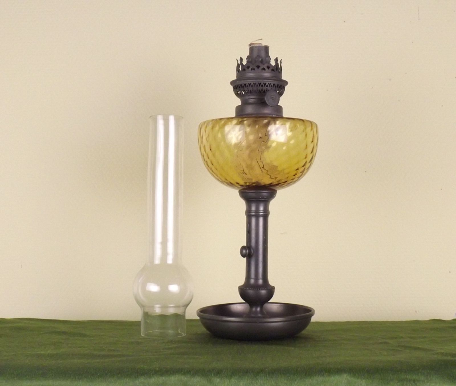 photo vintage Lanterne à huile d'époque française, base en étain pour bougie, réservoir à huile en verre ambré et cheminée en verre