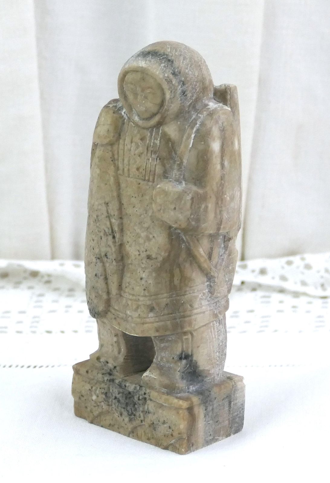 Vintage Inuit First Nations Speksteen Sculptuur, Vissers Figurine, Retro Alaskaans Inheems Jagersfiguur Van Gesneden Steen photo for sale