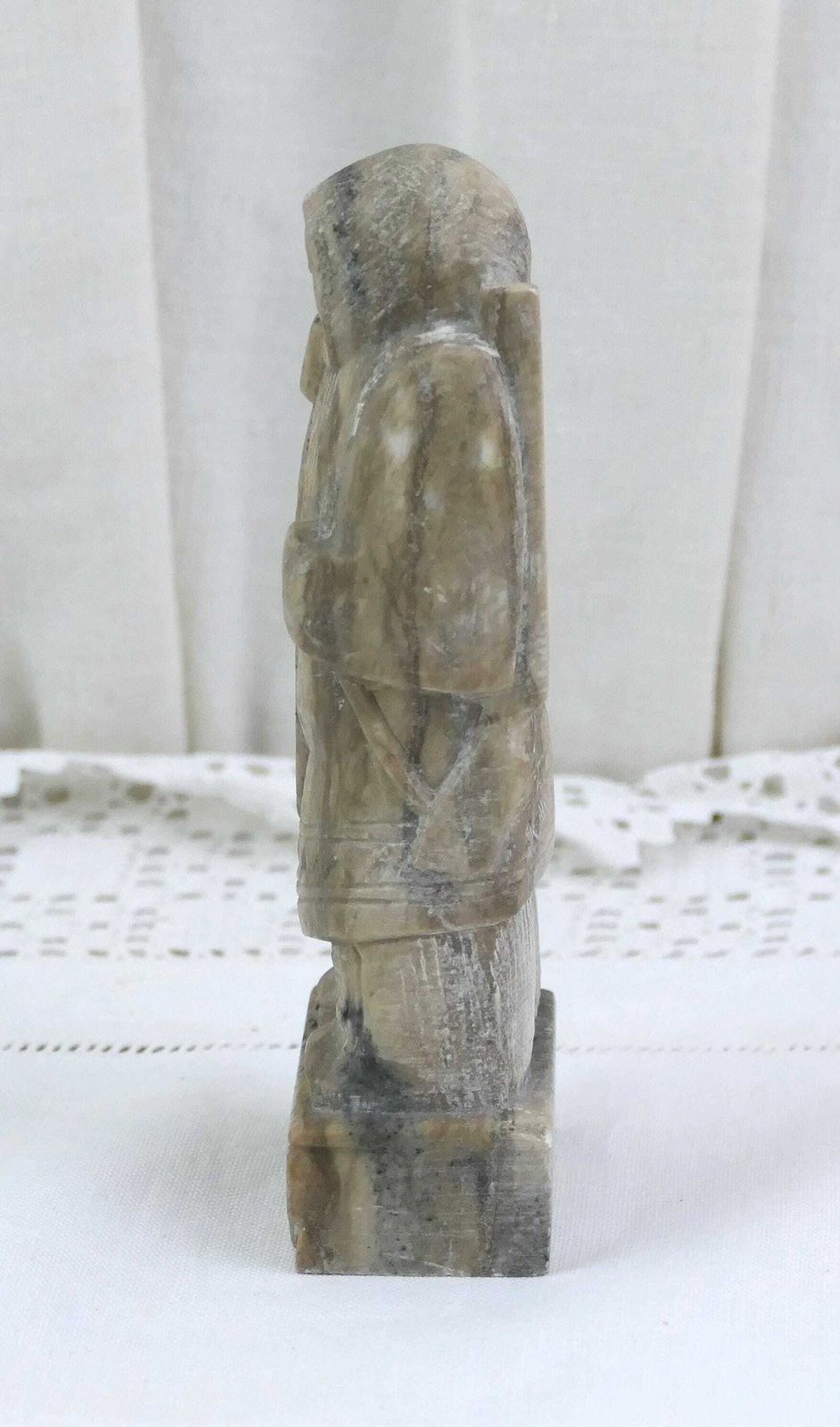 Vintage Inuit First Nations Speksteen Sculptuur, Vissers Figurine, Retro Alaskaans Inheems Jagersfiguur Van Gesneden Steen photo Kunst