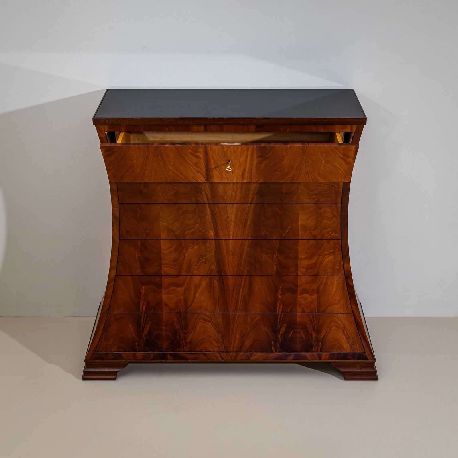 Moderne Italiaanse Ladekast In Trapeziumvorm, Eind 20e Eeuw photo furniture