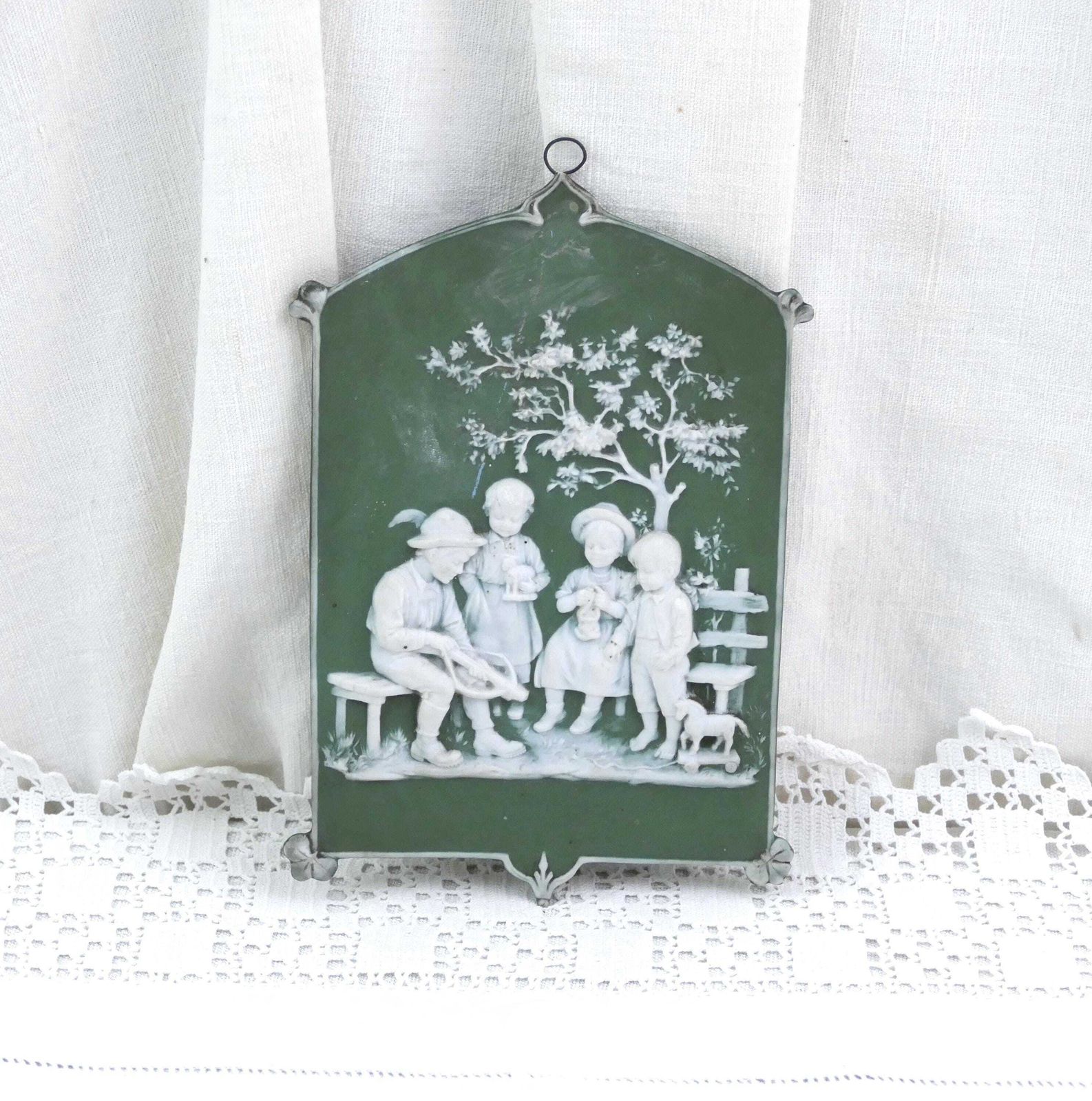 Antiek Duits 19e-eeuws groen jasperware plaquette met scène van spelende kinderen met speelgoed, vintage Victoriaans wanddecoratie in biscuitporselein