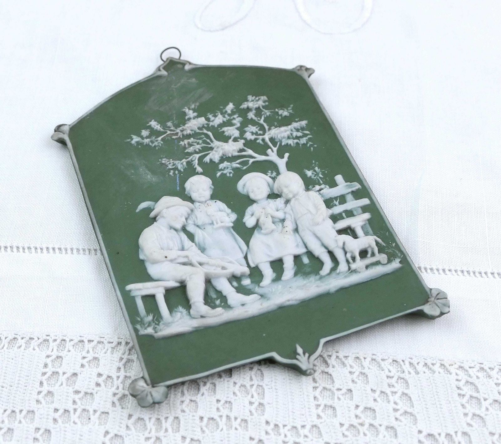 Antiek Duits 19e-eeuws groen jasperware plaquette met scène van spelende kinderen met speelgoed, vintage Victoriaans wanddecoratie in biscuitporselein photo furniture