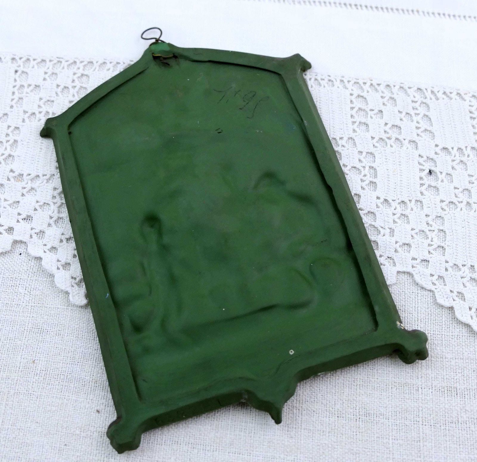 Antiek Duits 19e-eeuws groen jasperware plaquette met scène van spelende kinderen met speelgoed, vintage Victoriaans wanddecoratie in biscuitporselein photo 98.0