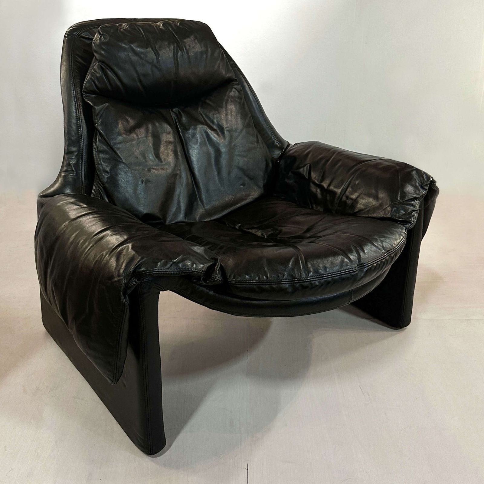 'P60' Saporiti Black Leather Lounge Chair And Ottoman By Vittorio Introini photo 3500.0