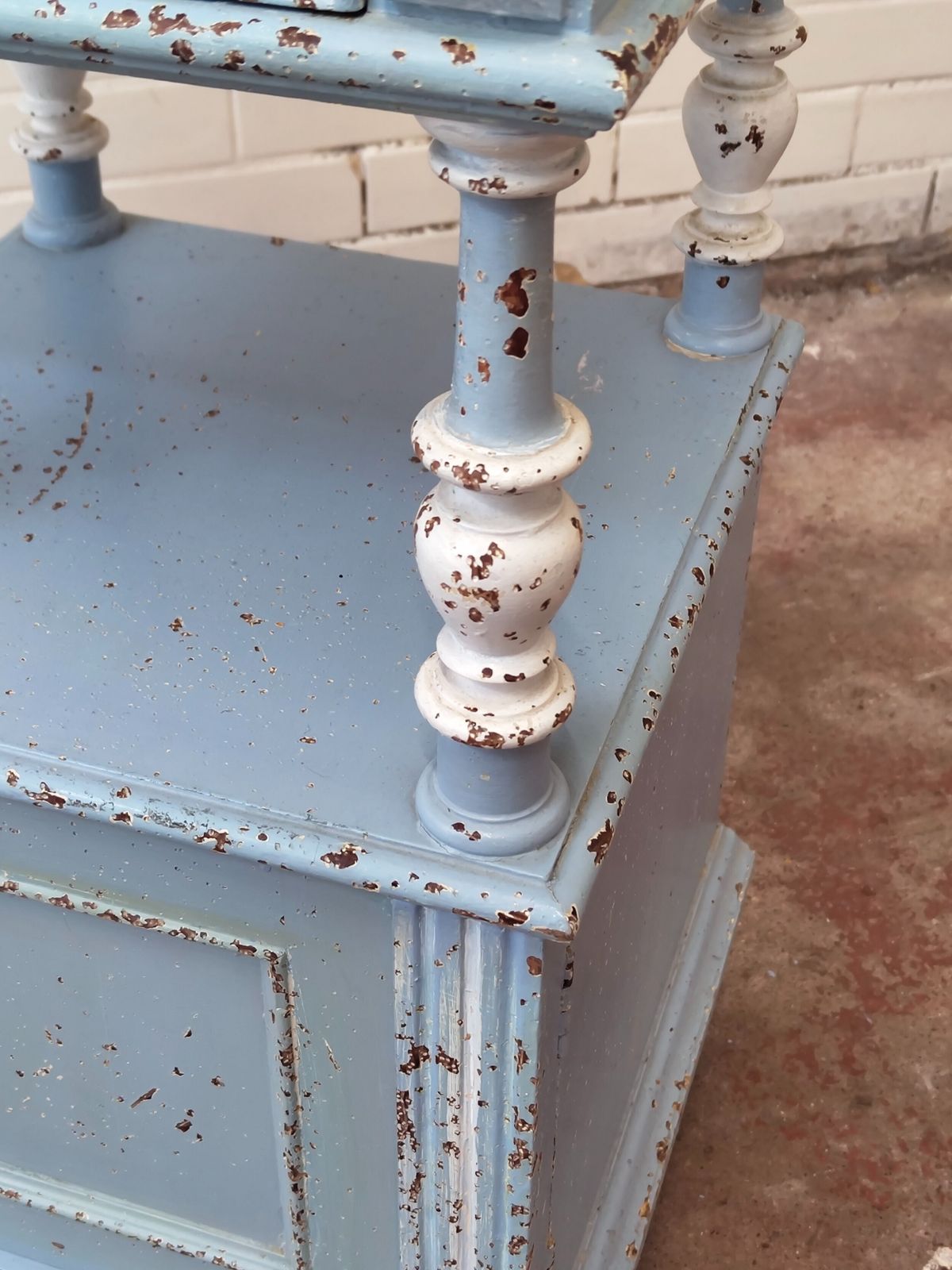 photo vintage Antique Pair Of Painted Chippy Distressed French Bedside Lamp Tables Cupboards