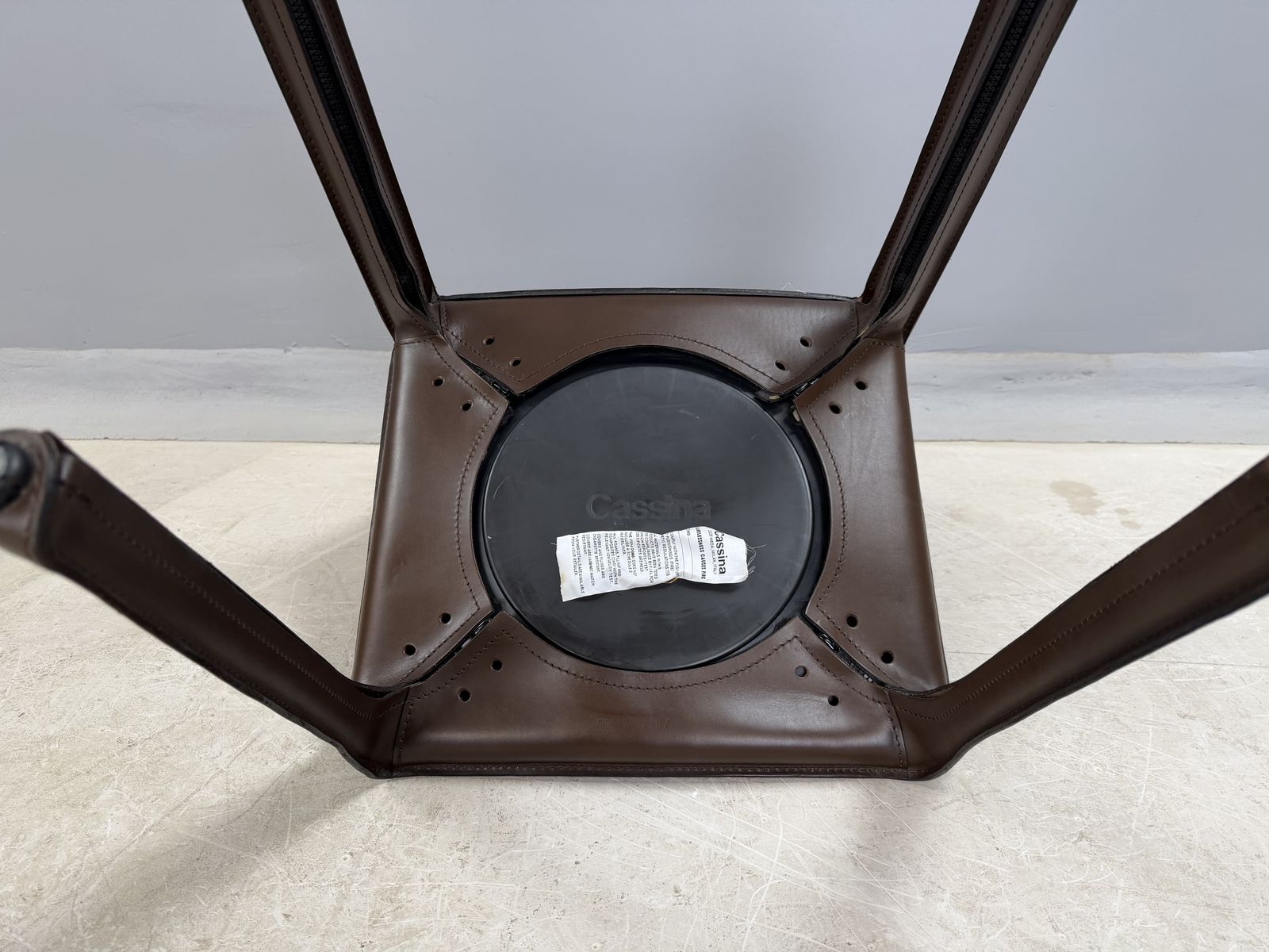 photo vintage Mario Bellini Cab 412 Chairs For Cassina – Vintage Italian Saddle Brown Leather Dining Chairs – Set Of  12 Twelve Dining Chairs