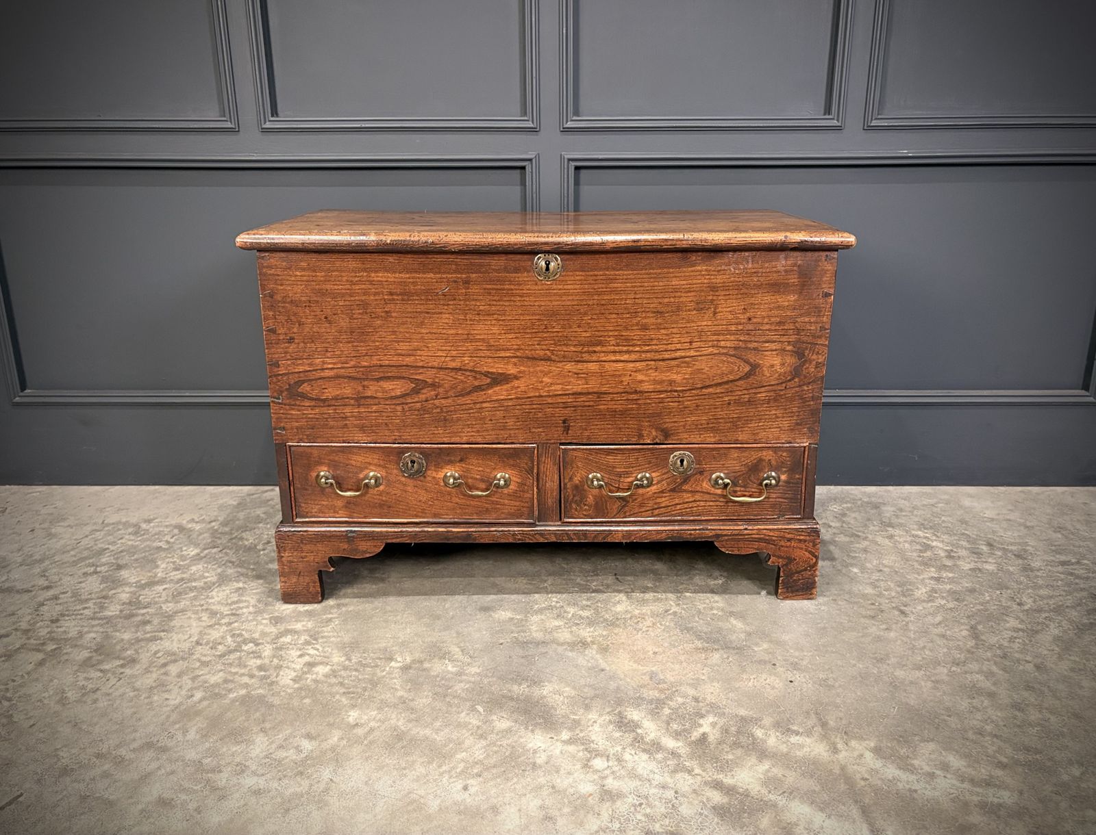 Georgian Elm Blanket Box photo vinterior