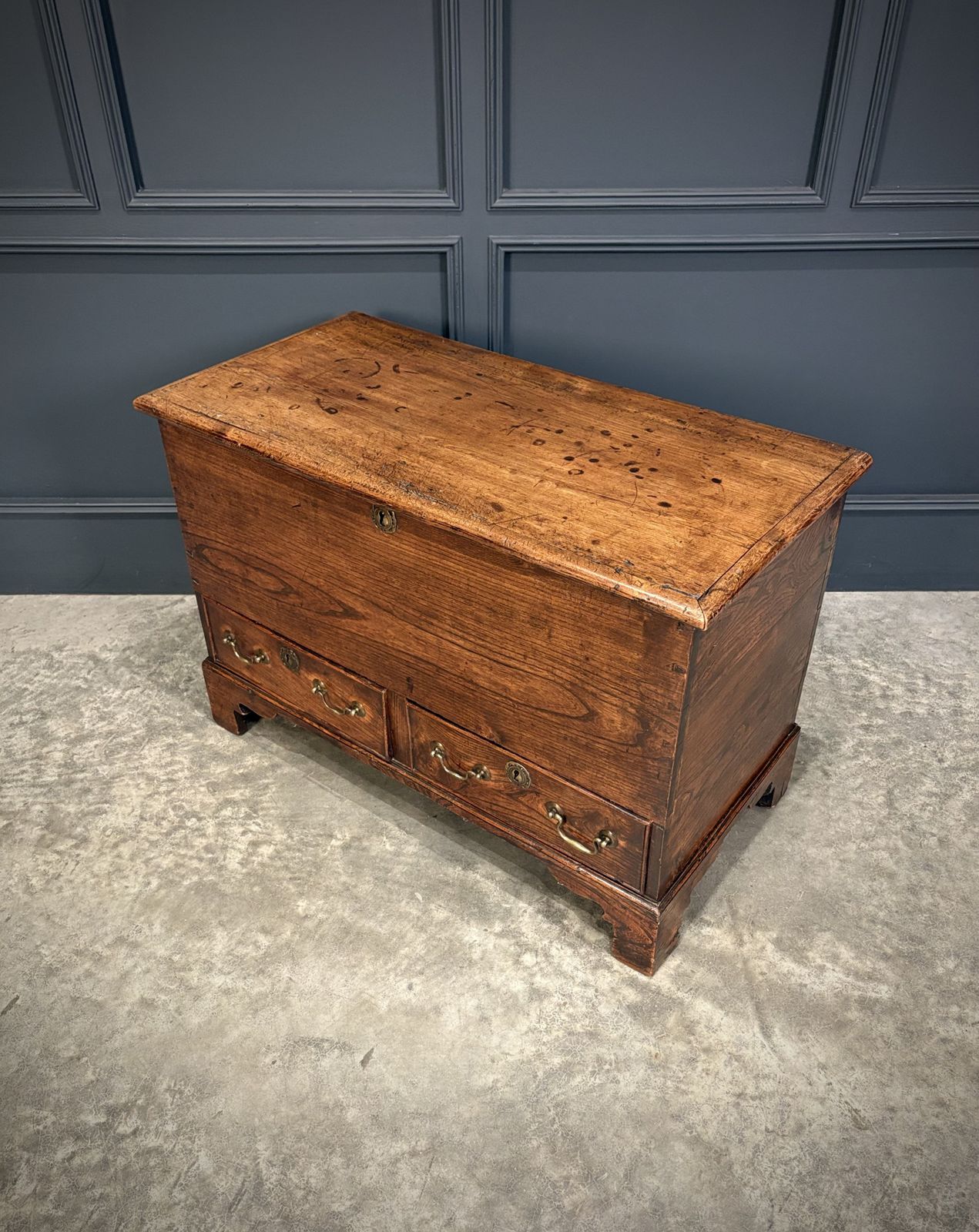 photo vinterior Georgian Elm Blanket Box