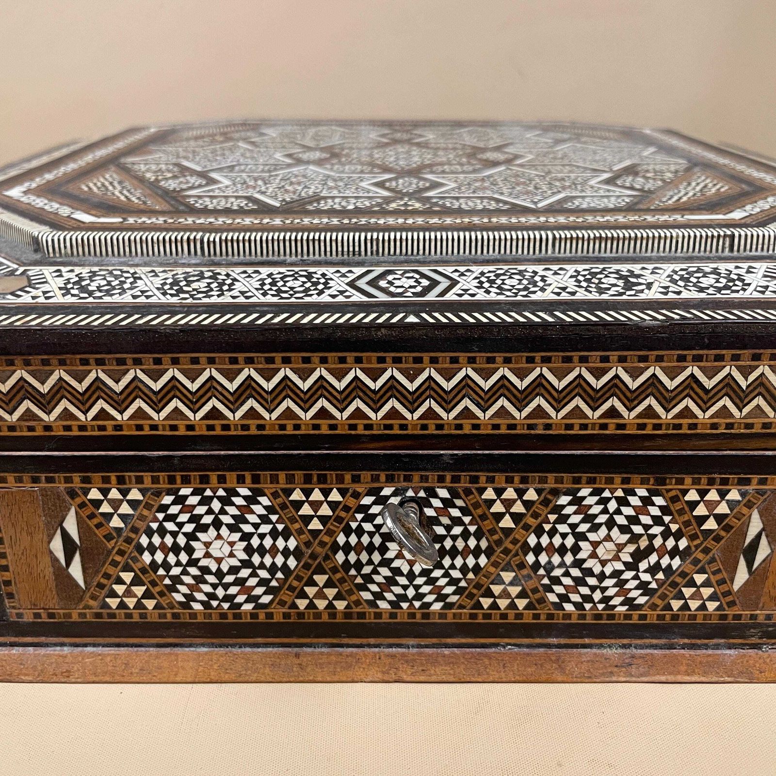 Wooden Hexagon Marquetry Inlay Box Trinket Jewellery Lidded Top Lid Patterned Pattern Handmade Table Top Wood Key Lock Geometric Pattern photo 229.0