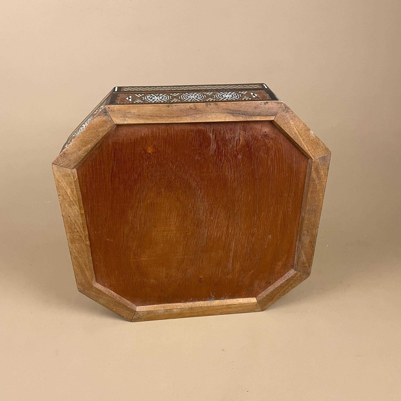 photo vinterior Wooden Hexagon Marquetry Inlay Box Trinket Jewellery Lidded Top Lid Patterned Pattern Handmade Table Top Wood Key Lock Geometric Pattern