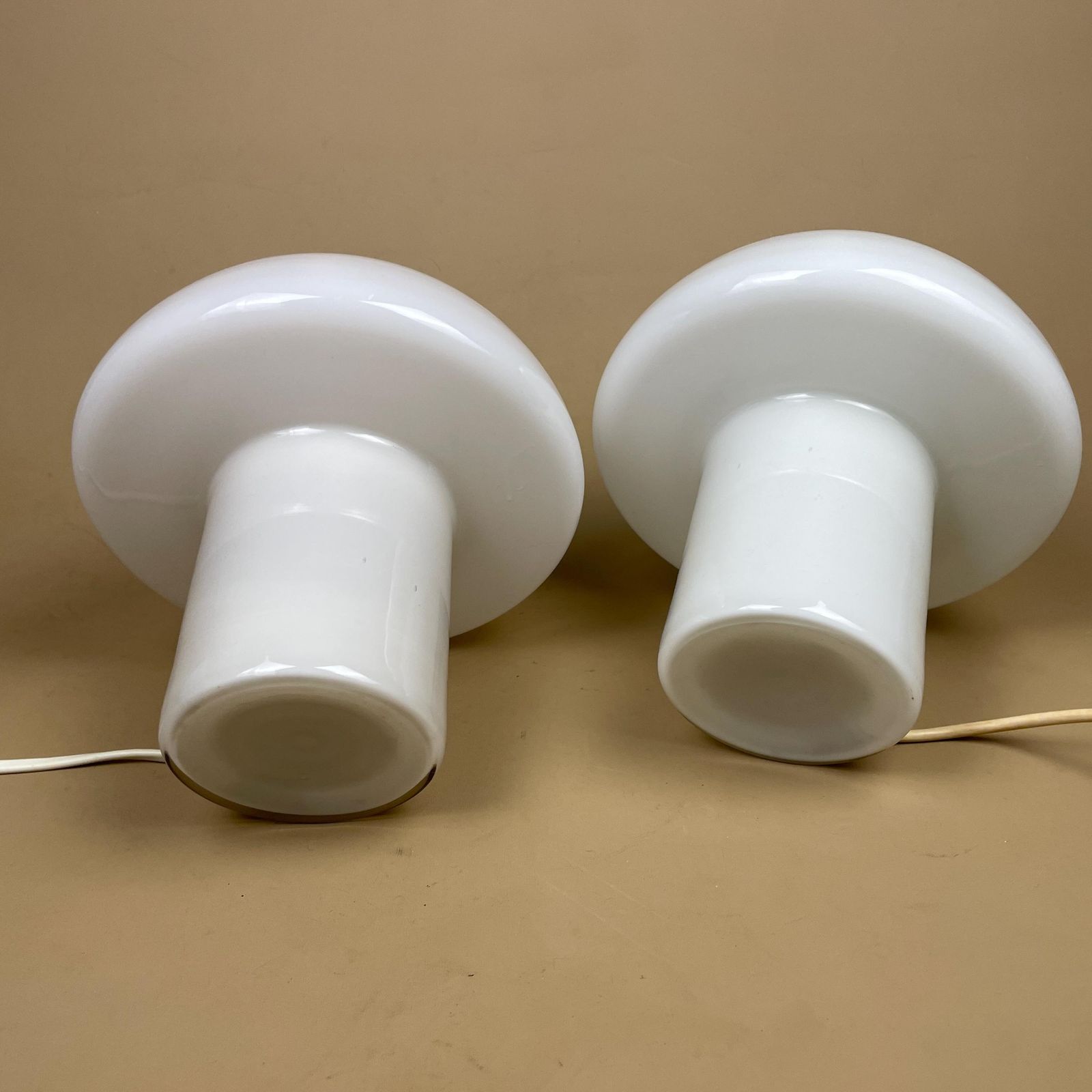 Pair Of 2 Mushroom Glass Lamps Light Bedside Table Metal White Art Deco Round Base Vintage Elegant Lamp Light Set Matching 2 photo vintage