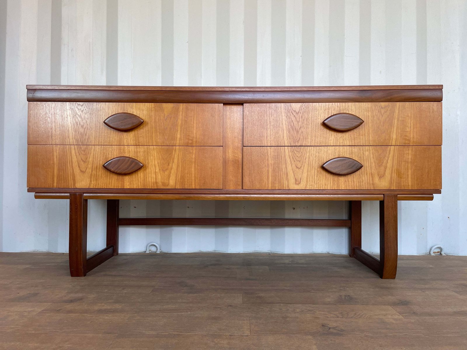 photo vinterior Vintage Teak Mid Century Sideboard – 4 Drawer Scandinavian Style Cabinet With Sculpted Handles – 153cm