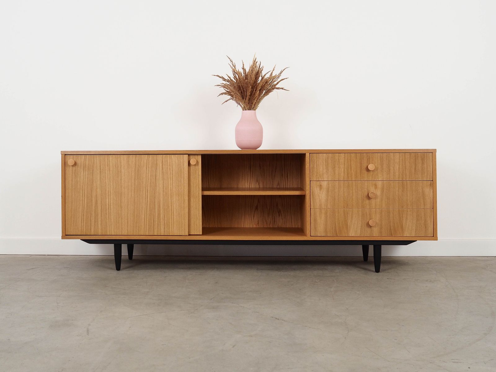 Eiken Dressoir, Scandinavisch Design photo for sale
