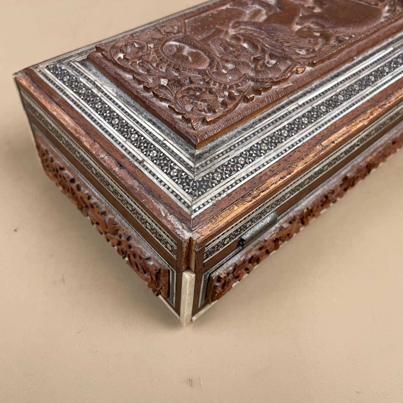 photo vinterior Antique Indian Box Hand Carved Animal Pattern Trinket Jewellery Table Top Brown Intricate Detail 3d Relief Key Lock Pattern Marquetry