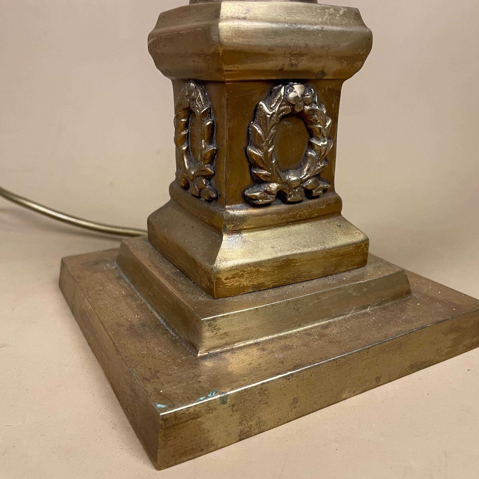 Antique Twisted Wood Lamp Wooden Light Table Brown Brass Metal Gold Trims Large Regency Hollywood Twist Ornate Grand Classic Square photo vintage