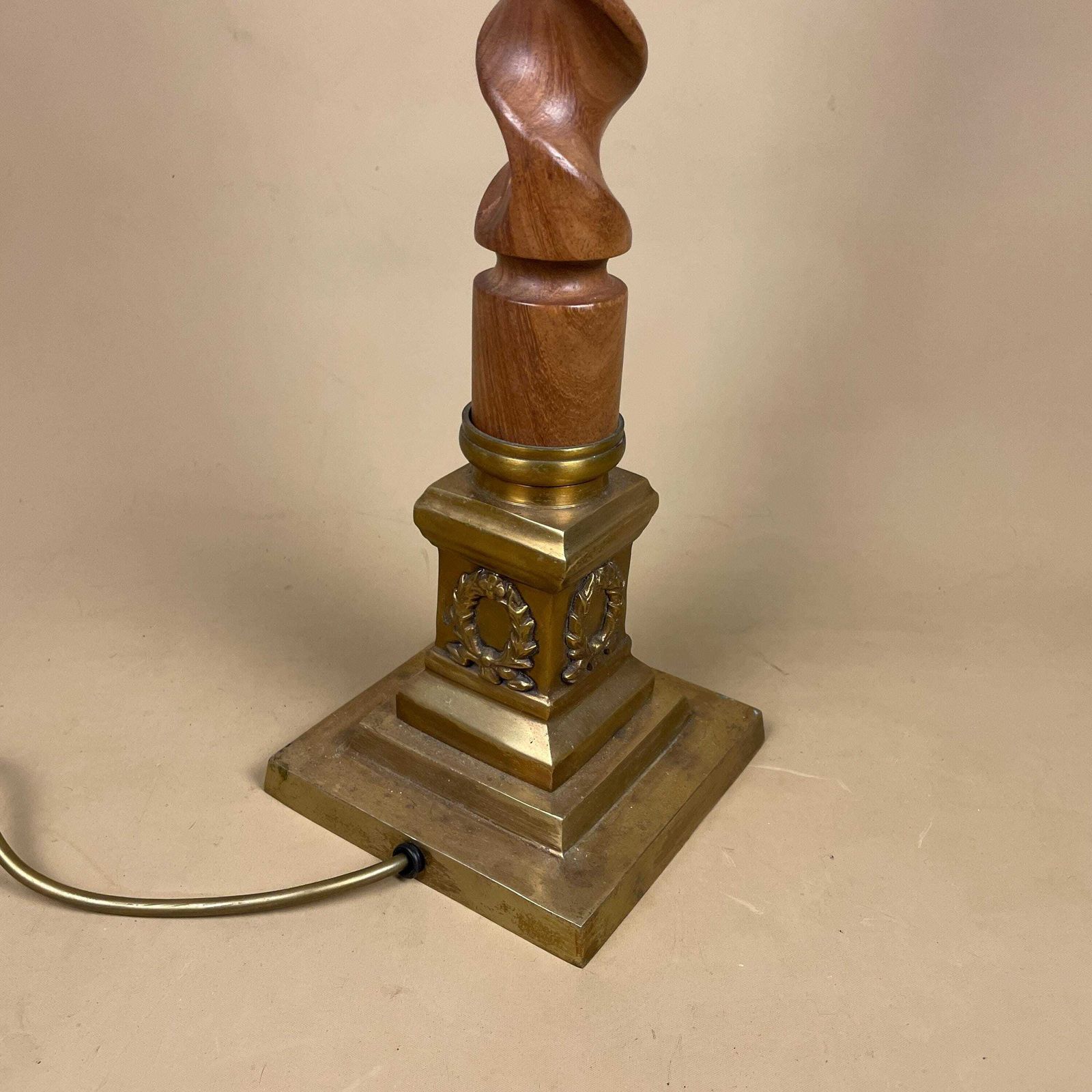 photo furniture Antique Twisted Wood Lamp Wooden Light Table Brown Brass Metal Gold Trims Large Regency Hollywood Twist Ornate Grand Classic Square
