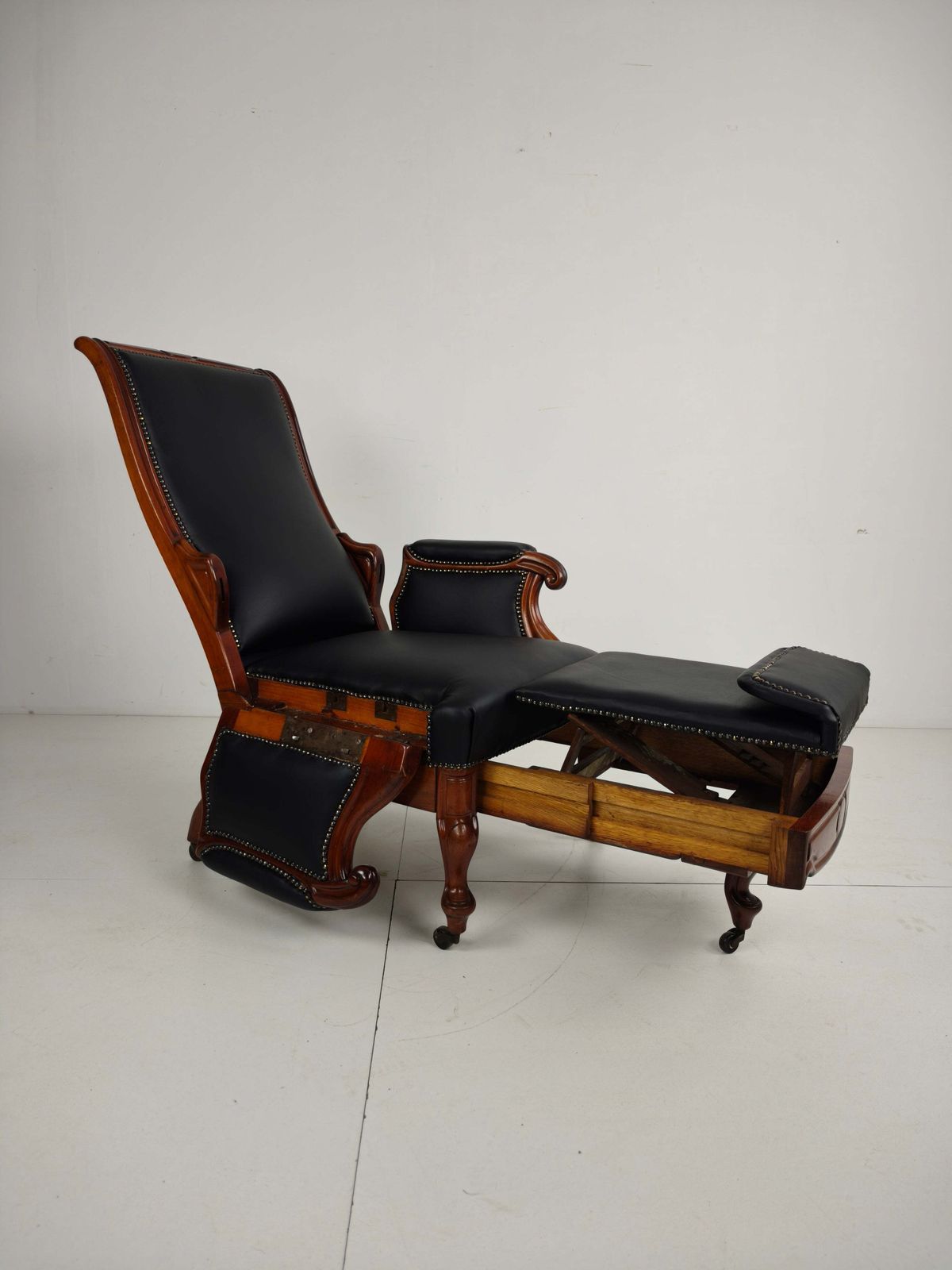 photo vintage 19th Century Antique Library Chair By Horrix – Black Leather