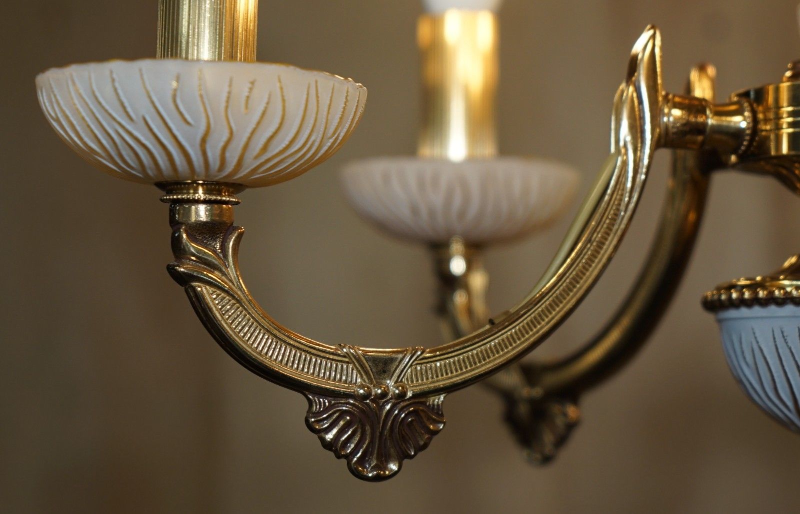Lovely Reccagni Made In Italy Brass & Frosted Glass Five Candle Light Chandelier photo vintage