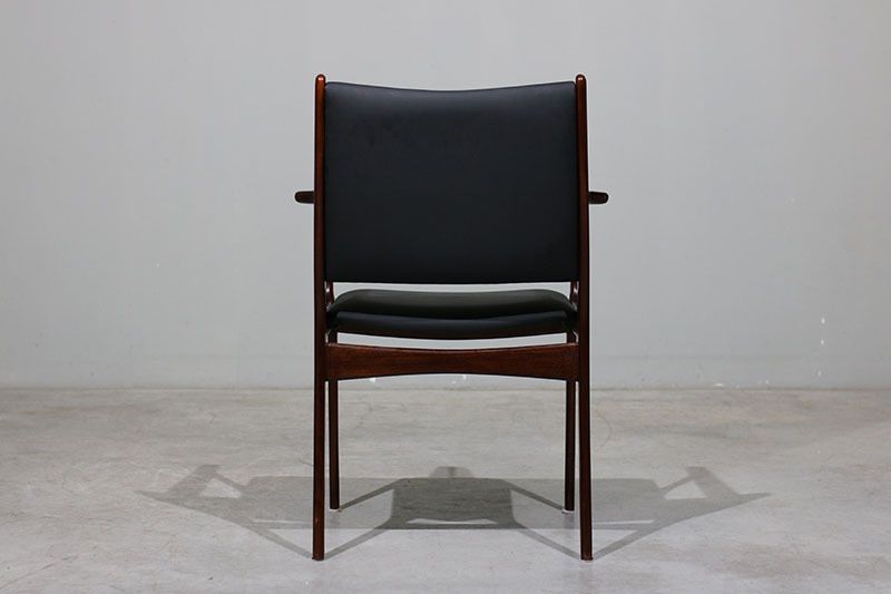 Johannes Andersen Armchair In Mahogany. photo vinterior