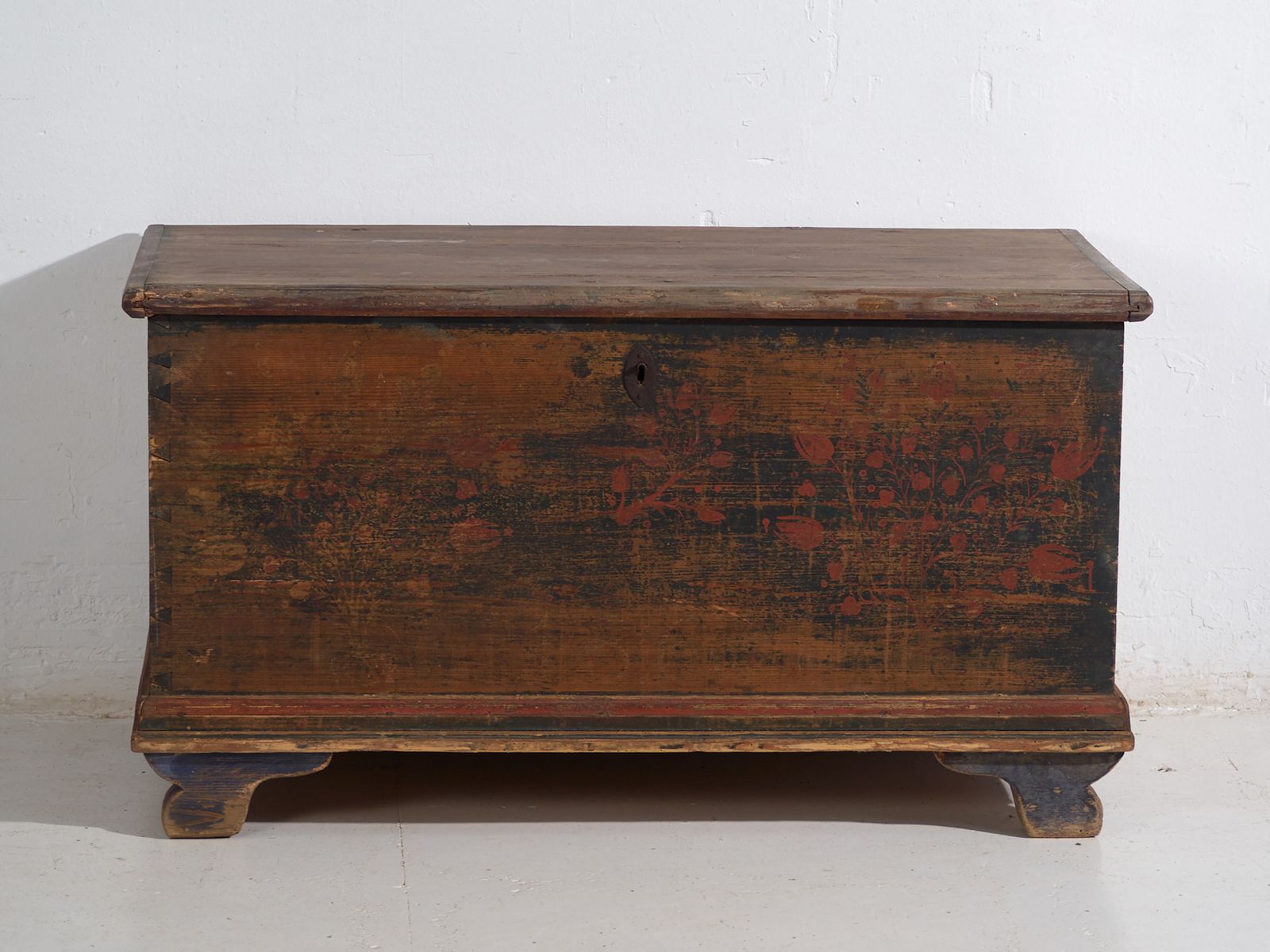 Antique Folk Art Painted Pine Chest – Central Europe (C.1900–1920) photo vinterior