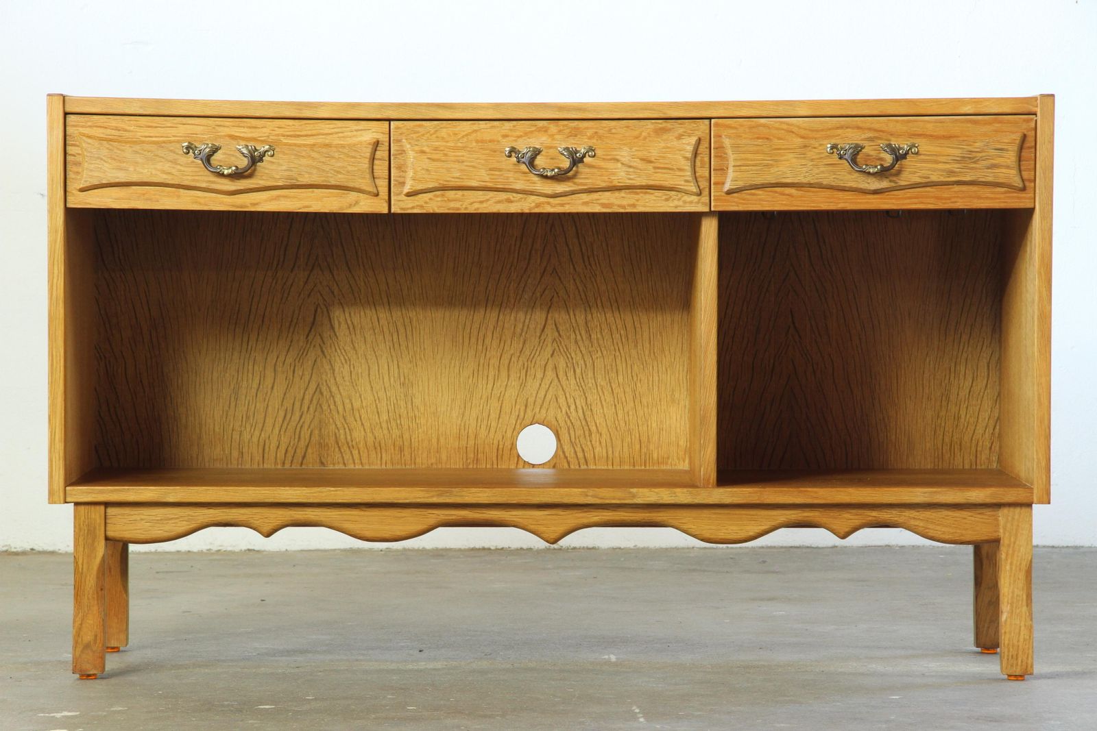 photo vinterior Vintage 1960s Danish Brutalist Oak Sideboard, In The Style Of Henning Kjærnulf