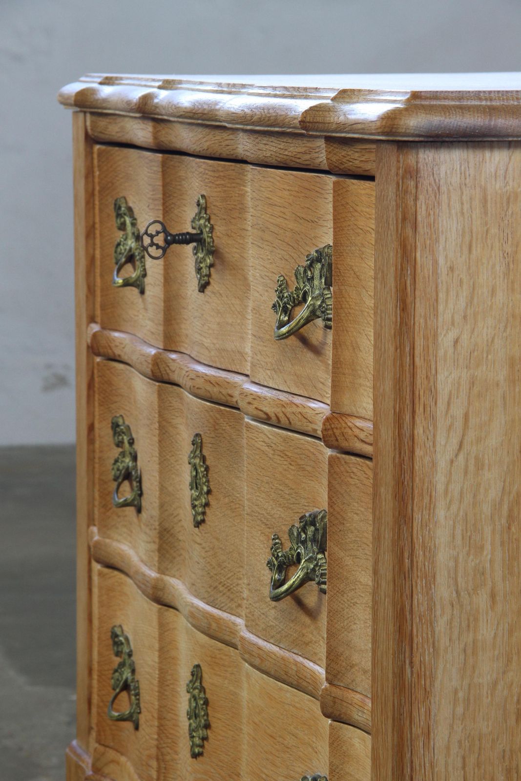 photo vinterior Vintage Mid Century Danish Oak Baroque/Rococo Style Commode