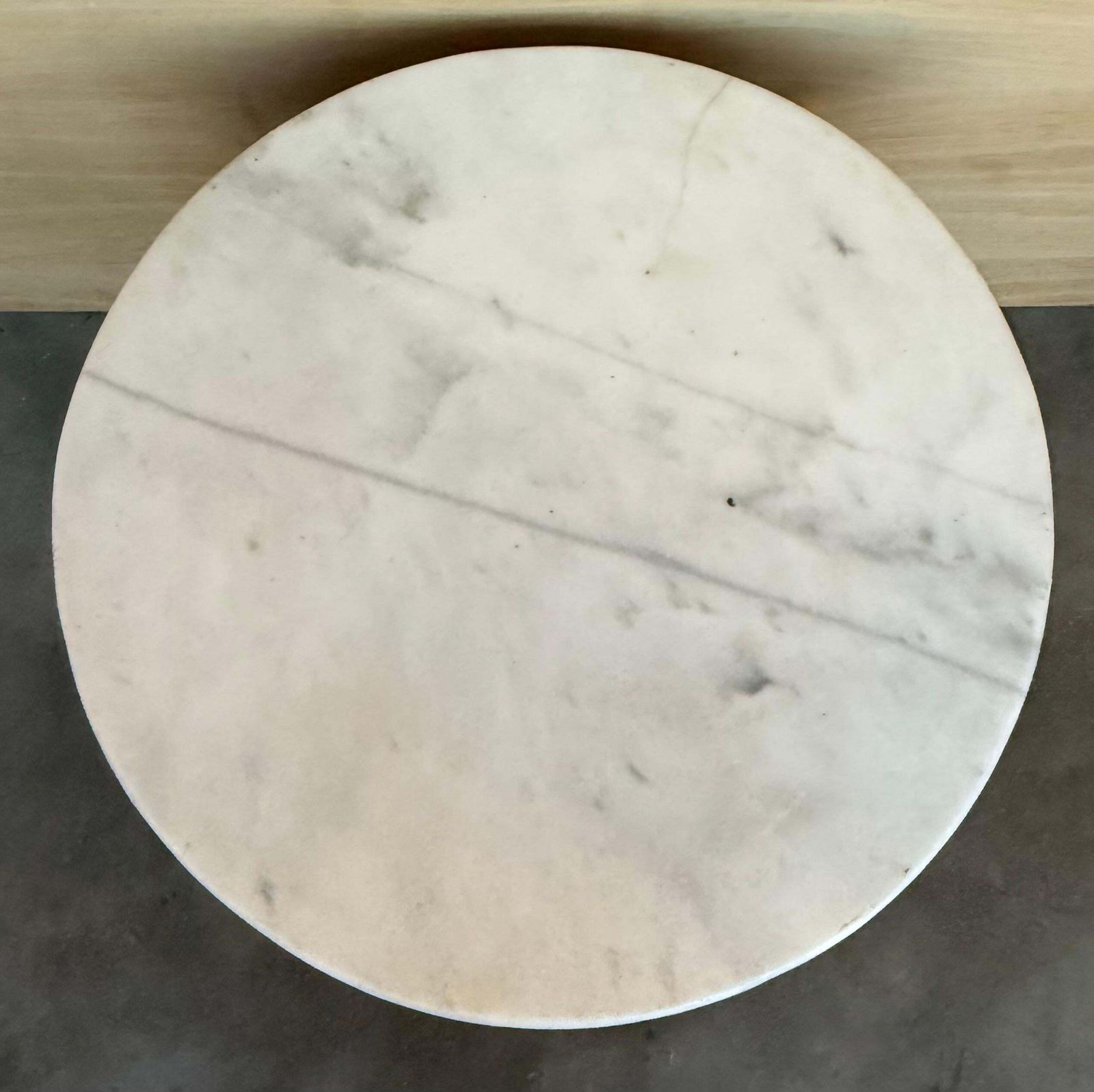 Table basse ronde du début du XXe siècle, blanc d'époque, fleurs peintes à la main photo Mobilier