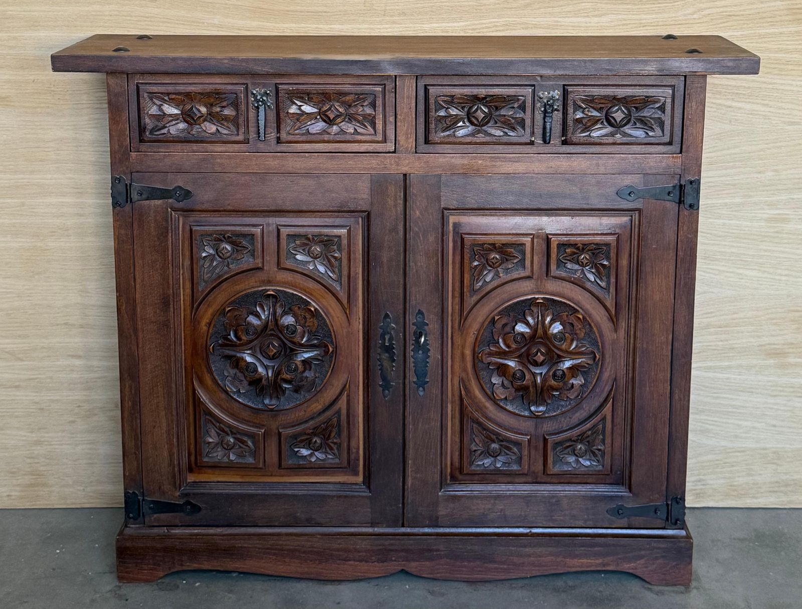 Buffet baroque espagnol du XXe siècle en noyer sculpté, style toscan, deux tiroirs photo furniture