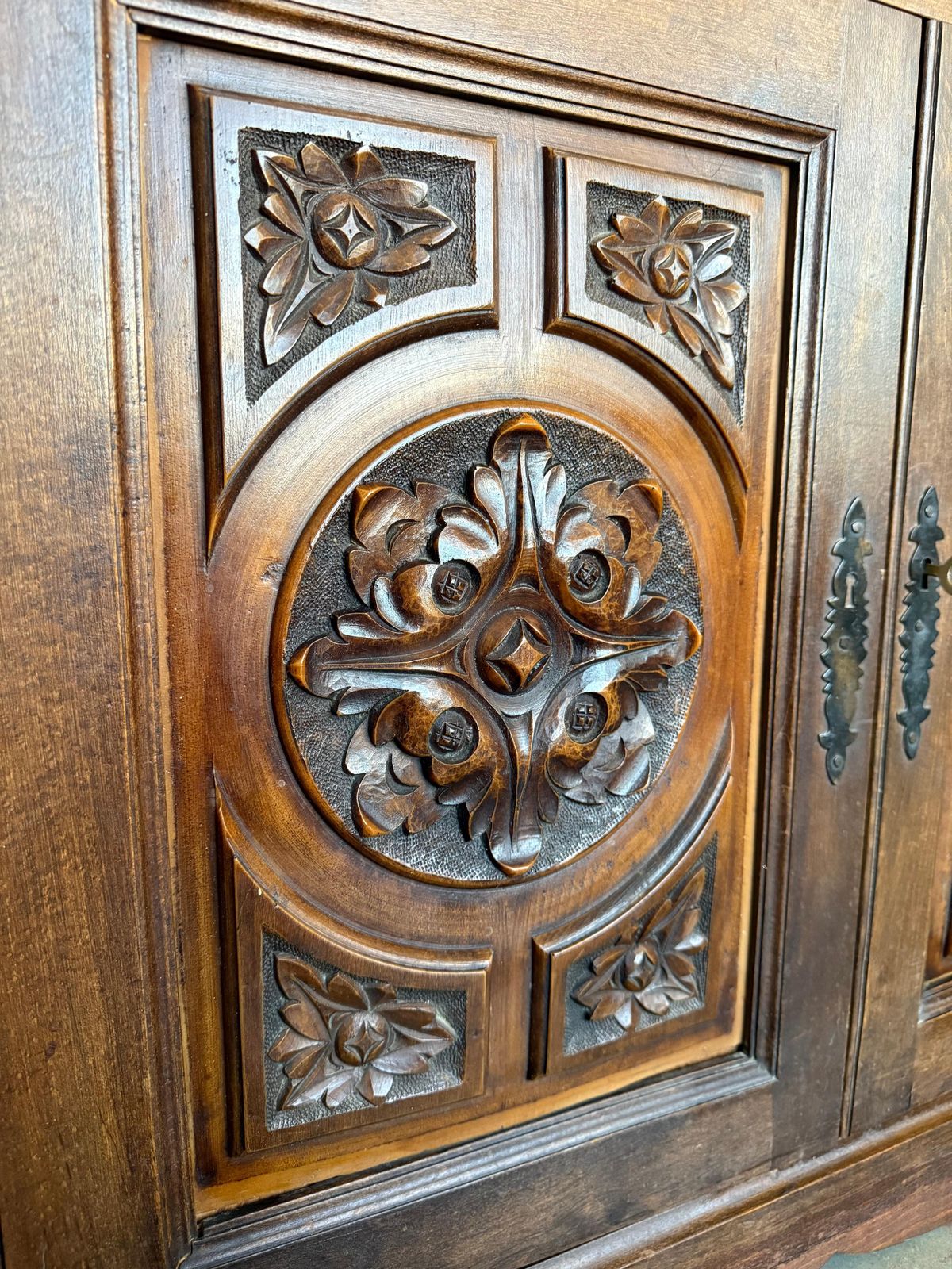 Mobilier Buffet baroque espagnol du XXe siècle en noyer sculpté, style toscan, deux tiroirs photo