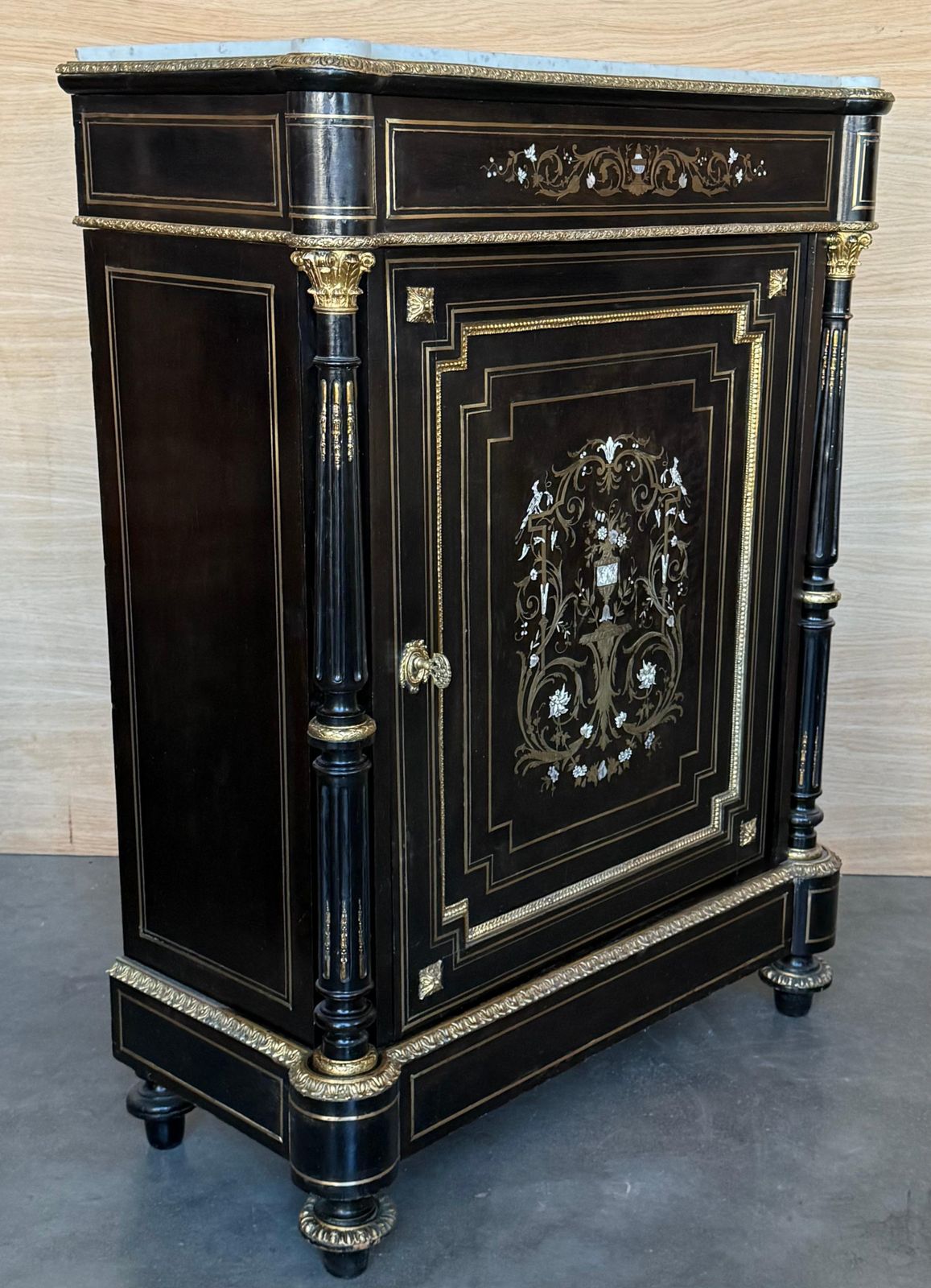Cabinet français de style Napoléon III, XIXe siècle, avec incrustations métalliques photo Mobilier