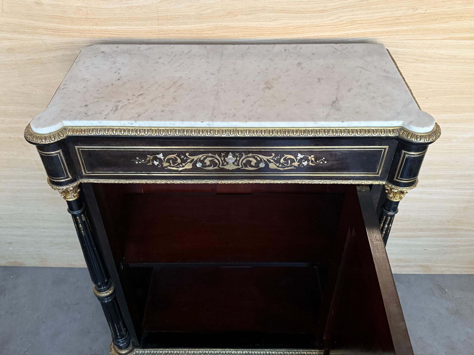 Cabinet français de style Napoléon III, XIXe siècle, avec incrustations métalliques photo buy