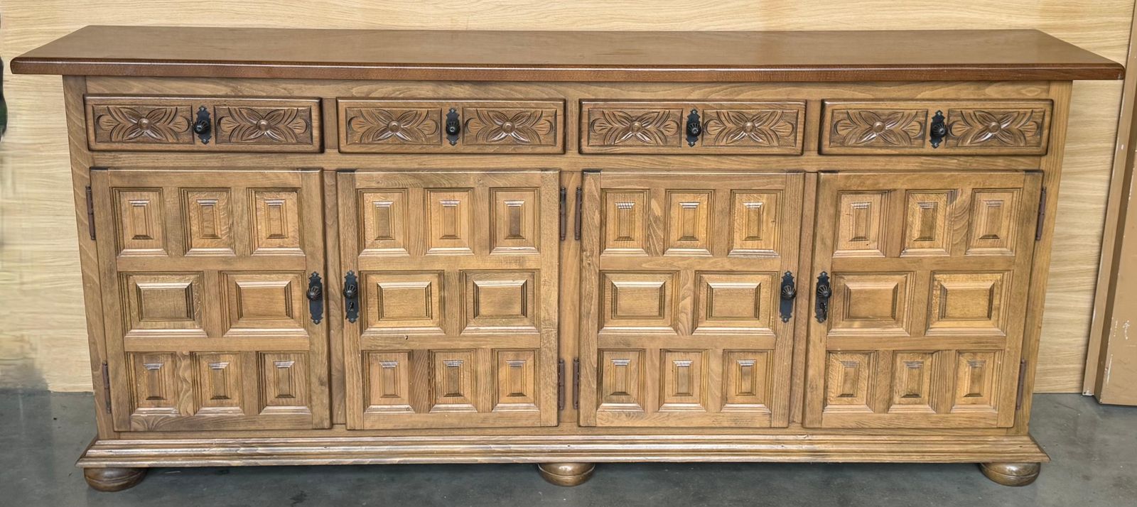 Grand buffet baroque catalan espagnol en noyer clair de style toscan, XXe siècle photo furniture