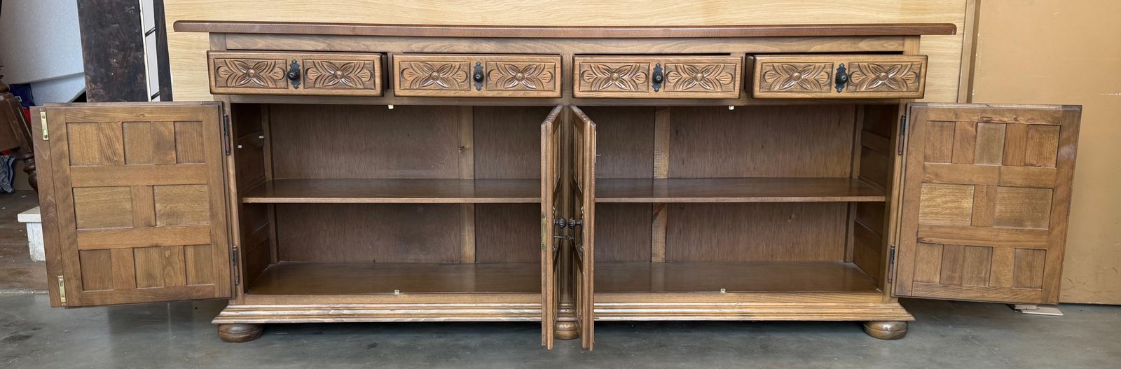 Grand buffet baroque catalan espagnol en noyer clair de style toscan, XXe siècle photo Mobilier