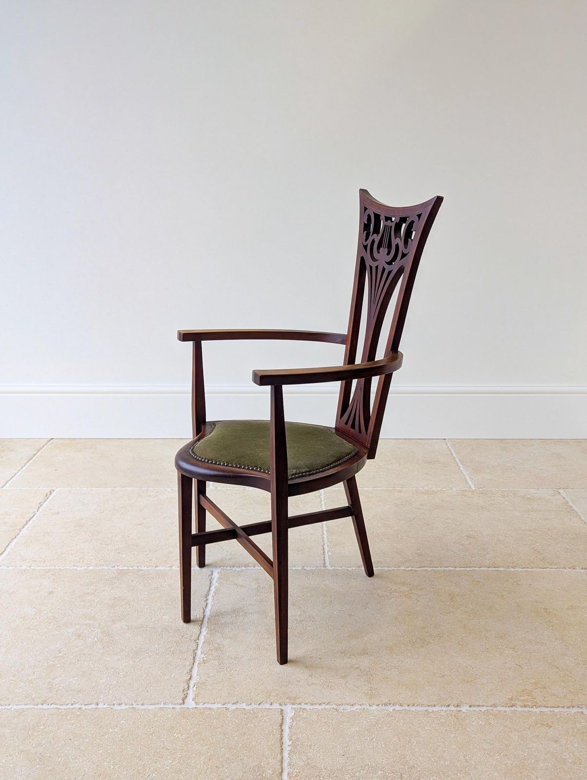 photo vintage Antique Edwardian Mahogany Elbow Chair C.1910