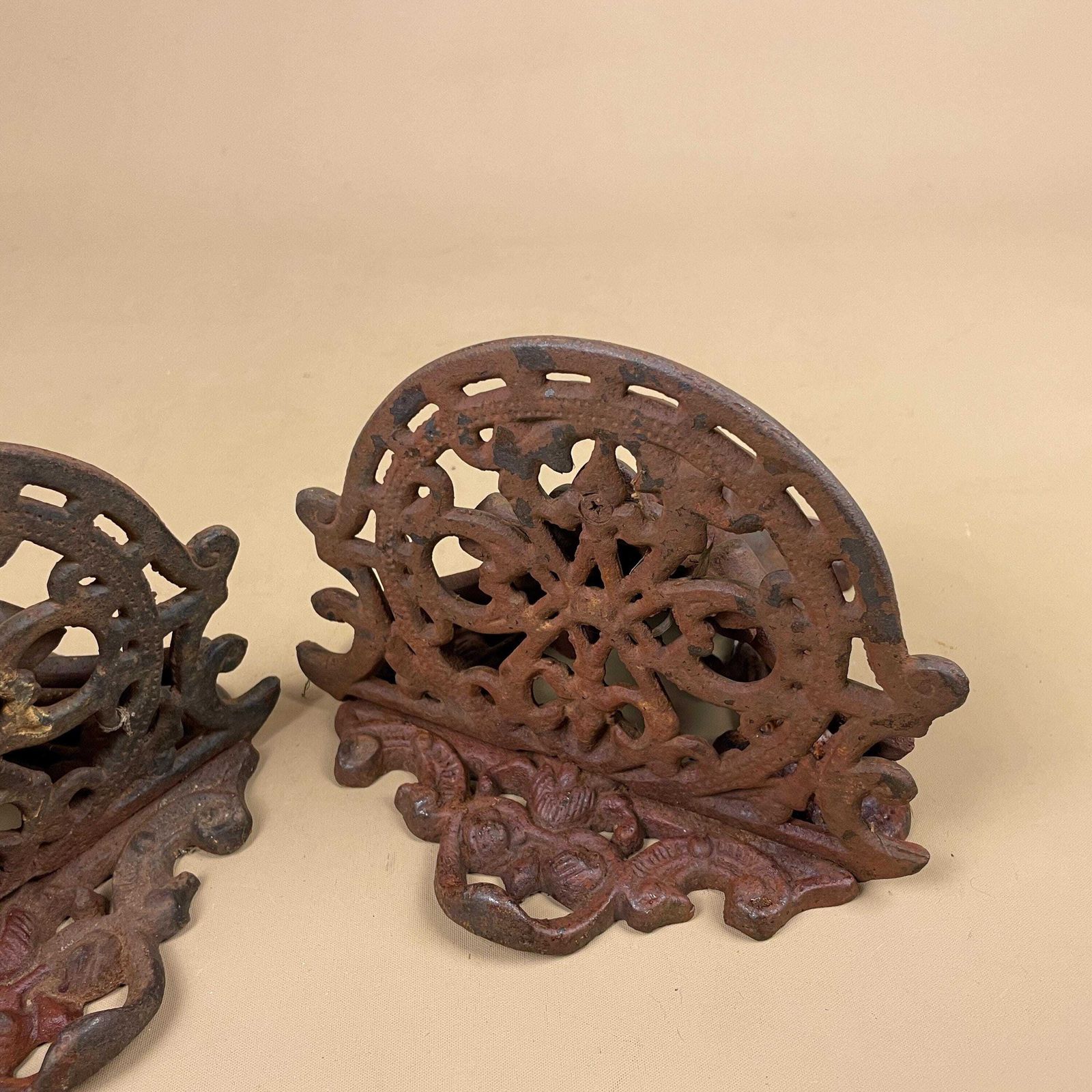 photo furniture Antique Cast Iron Wall Shelf Set Wall Plant Holder Bracket Ornate Rustic Male Face Figurative Ornament Weathered Heavy Victorian Style