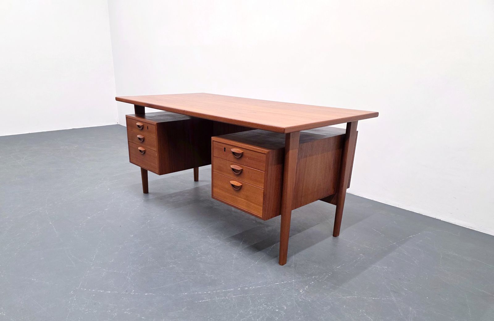 photo furniture Kai Kristiansen For Feldballes Møbelfabrik — Fm60 Executive Desk, Denmark, 1960sv