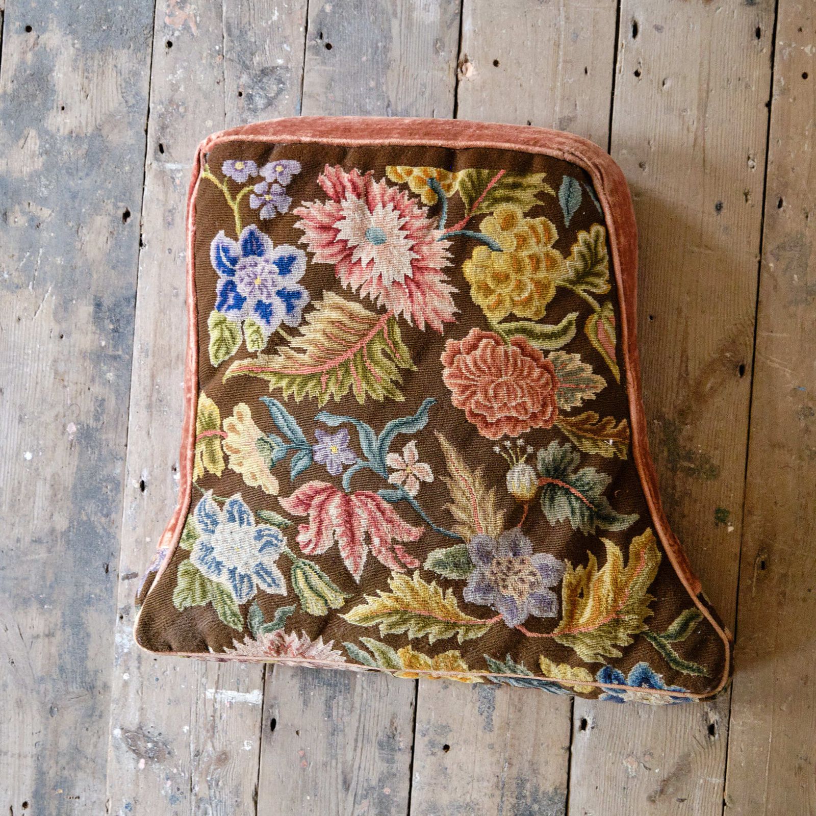 photo vintage Antique Early 20th Century Wingback Armchair