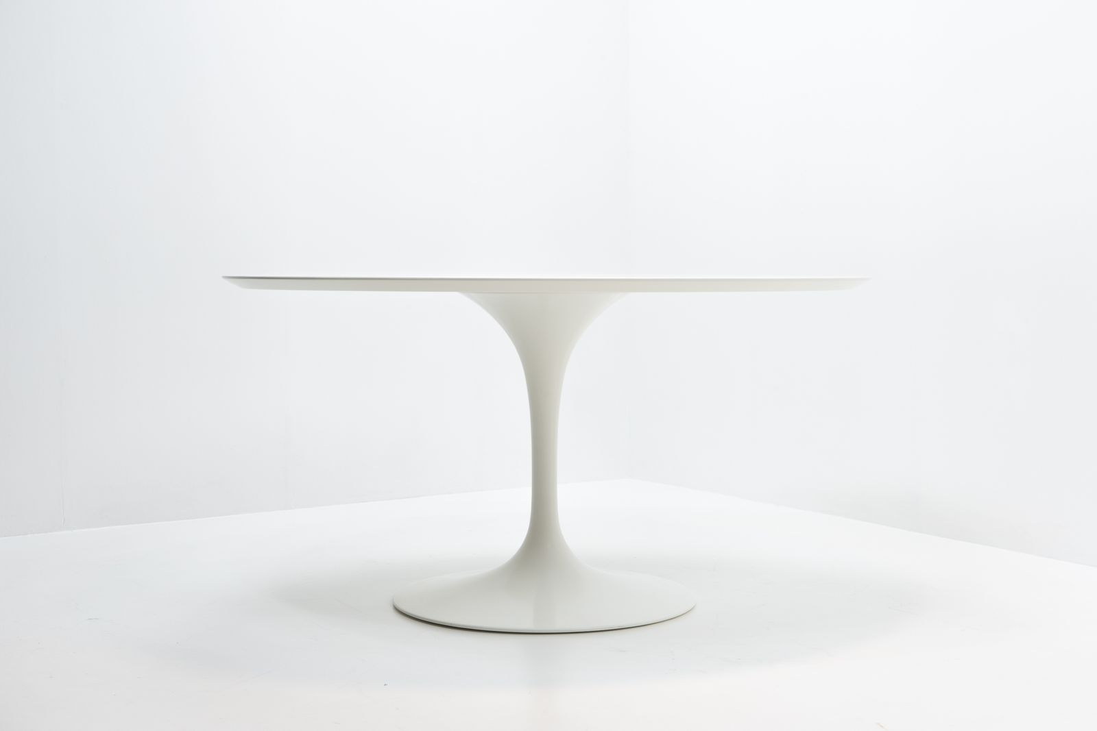Saarinen 137 Cm Round Dining Table For Knoll International, 1970s photo furniture