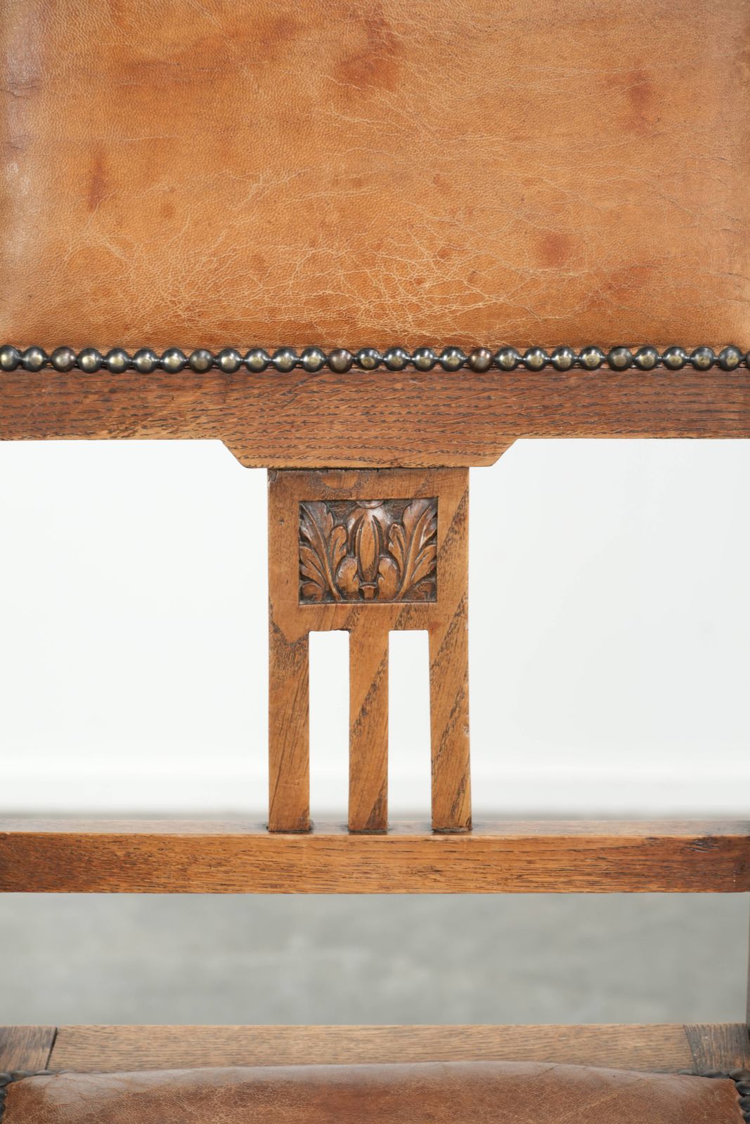 photo vinterior Set Van 4 Antieke Eiken Eetkamerstoelen In Art Nouveau Stijl Met Schapenvacht