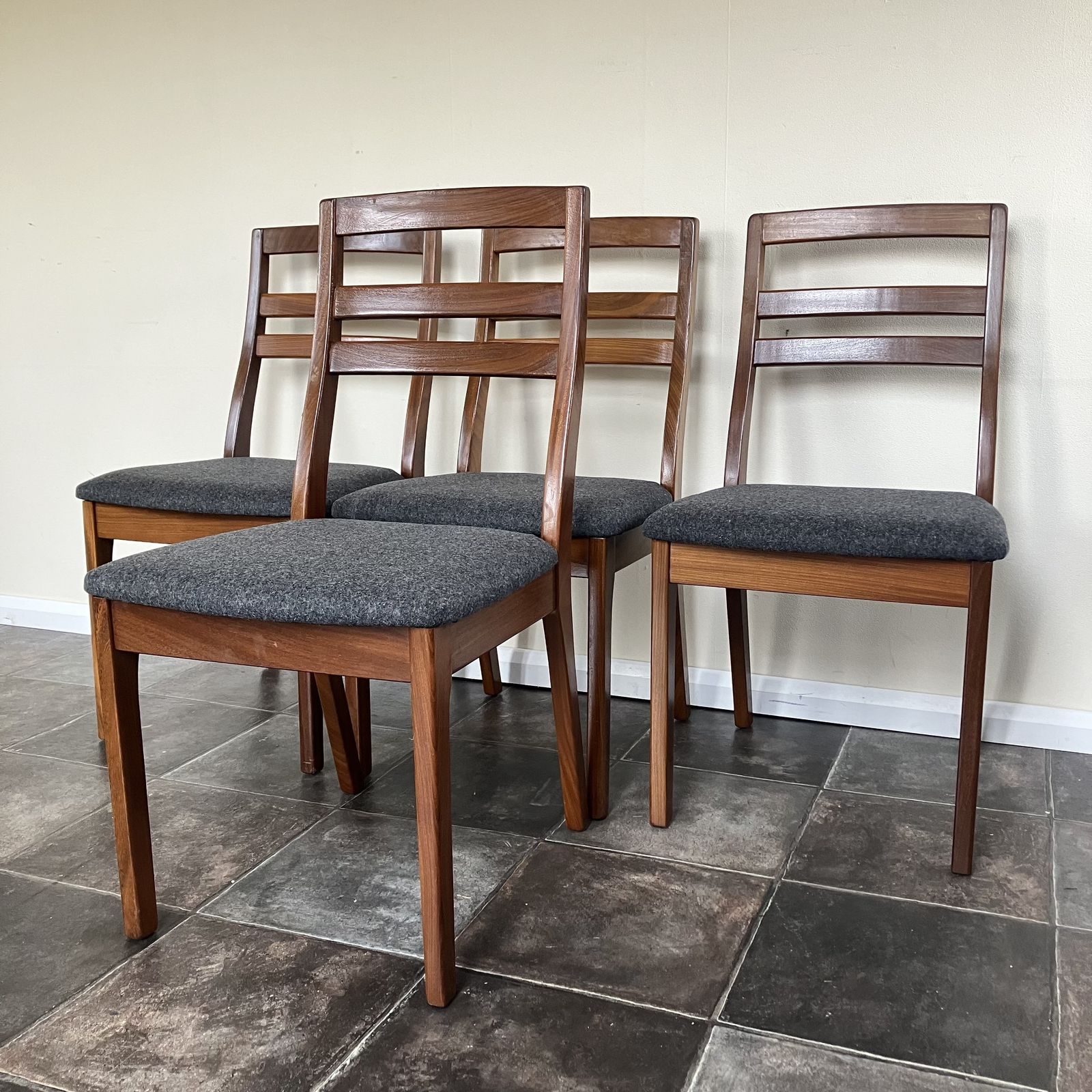 photo vintage Mid Century Ladder Back Teak Dining Chairs By Nathan: Reupholstered Anthracite Grey Wool, Scandi Design, Set Of 4