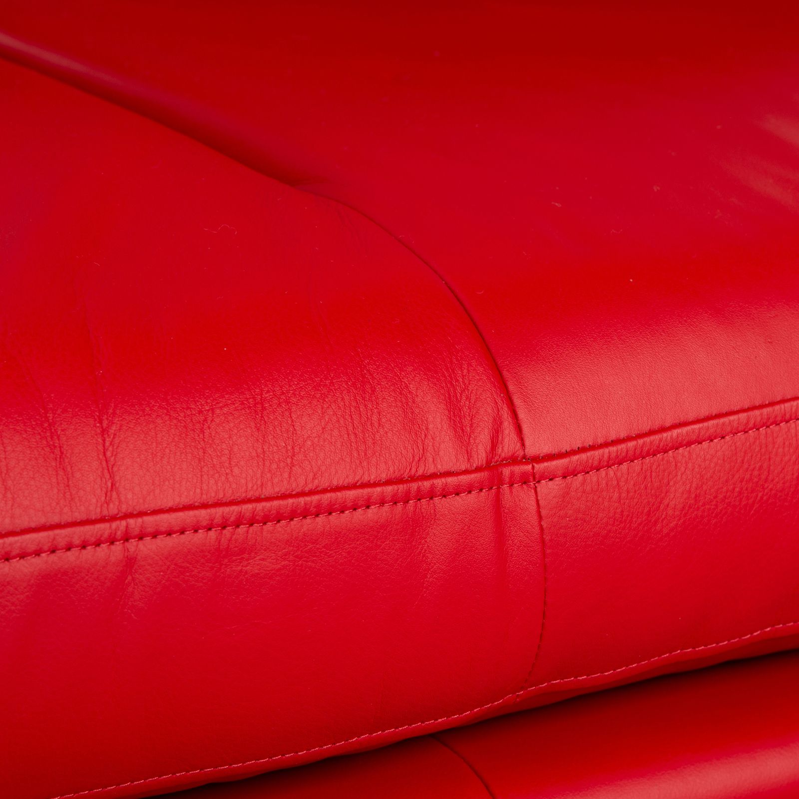 Canapé 2 places en cuir Ligne Roset Prado rouge, fonction manuelle photo vinterior