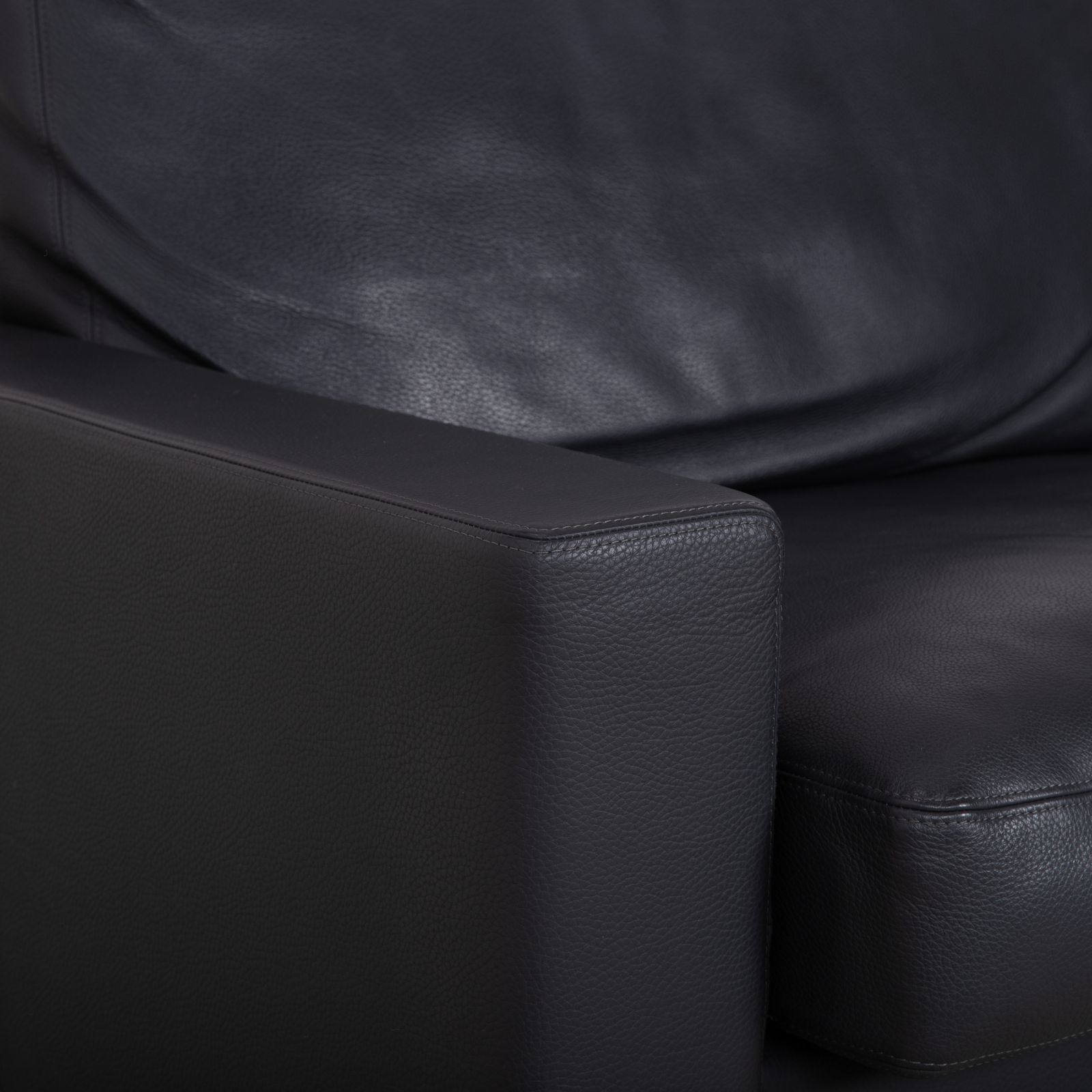 Canapé d'angle Erpo CL 820 en cuir gris anthracite foncé, pieds luge en chrome, 2 appuie-têtes inclus, méridienne à droite photo vintage