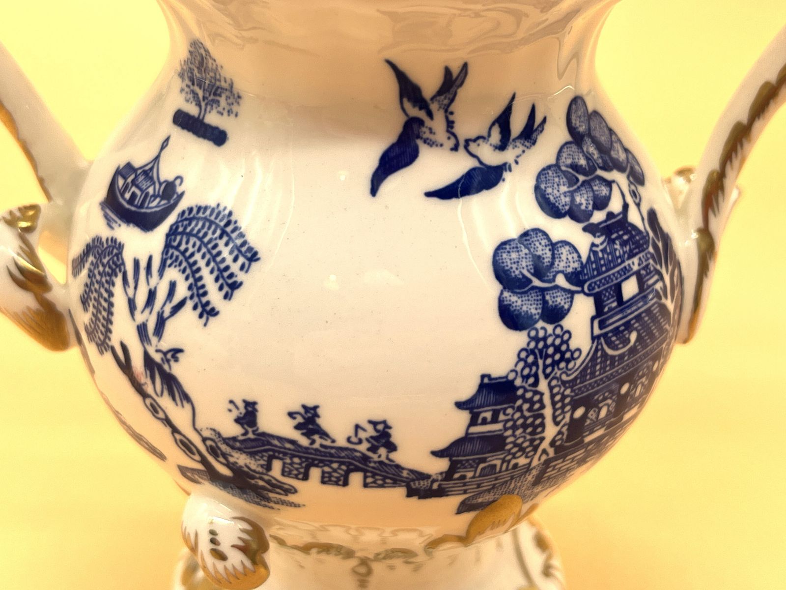 Beautifully Delicate Coalport China Blue Willow Potpourri Jar With Lid. photo vintage