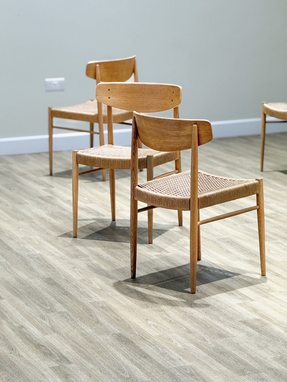 photo furniture Set Of Eight Oak A.M Møbler Model 501 Papercord Dining Chairs